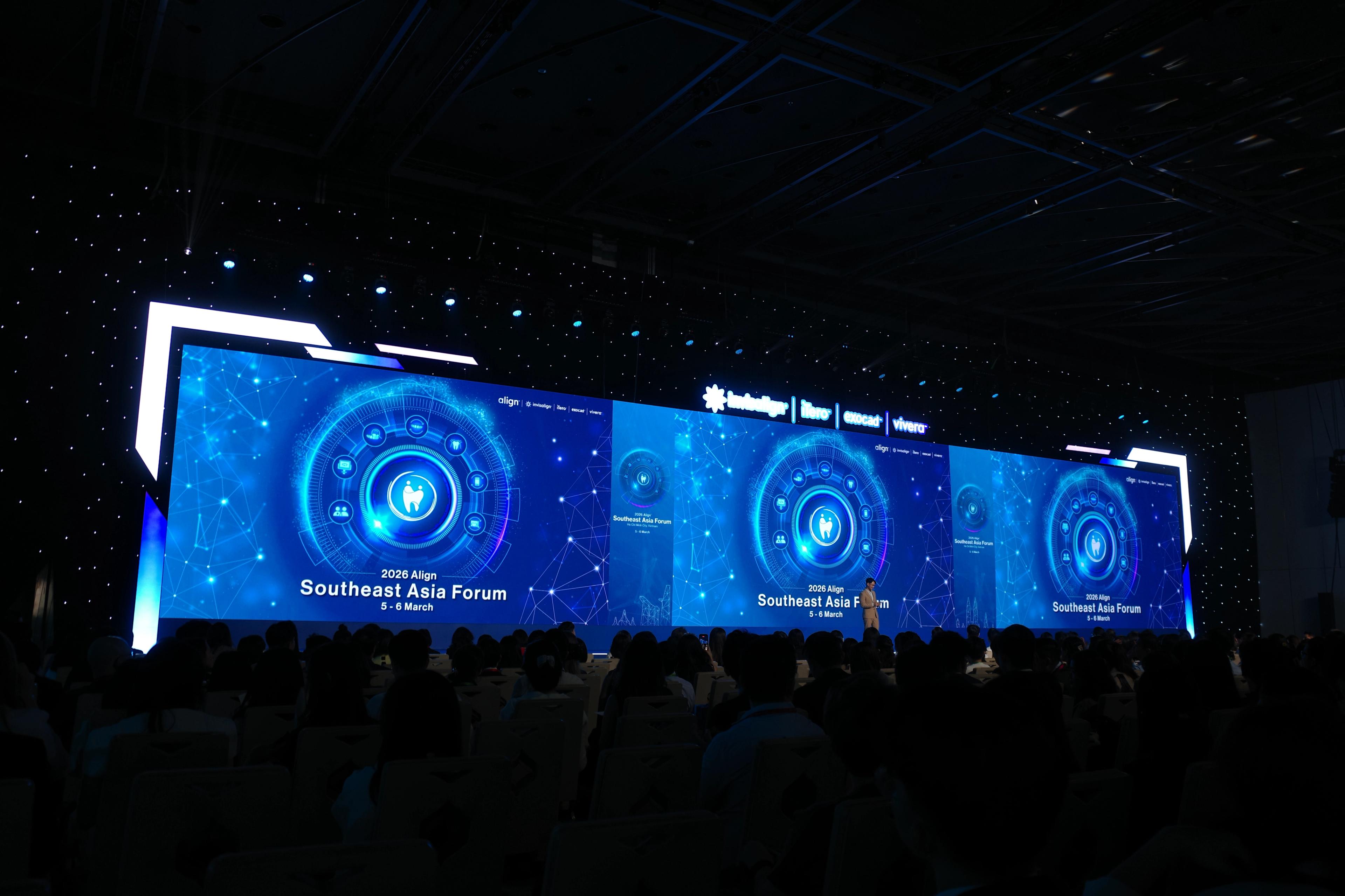 Toàn cảnh khán phòng diễn đàn: màn hình LED lớn hiện dòng “2026 Align Southeast Asia Forum — 5-6 March”, một diễn giả đứng trên sân khấu trước hàng ghế kín người.