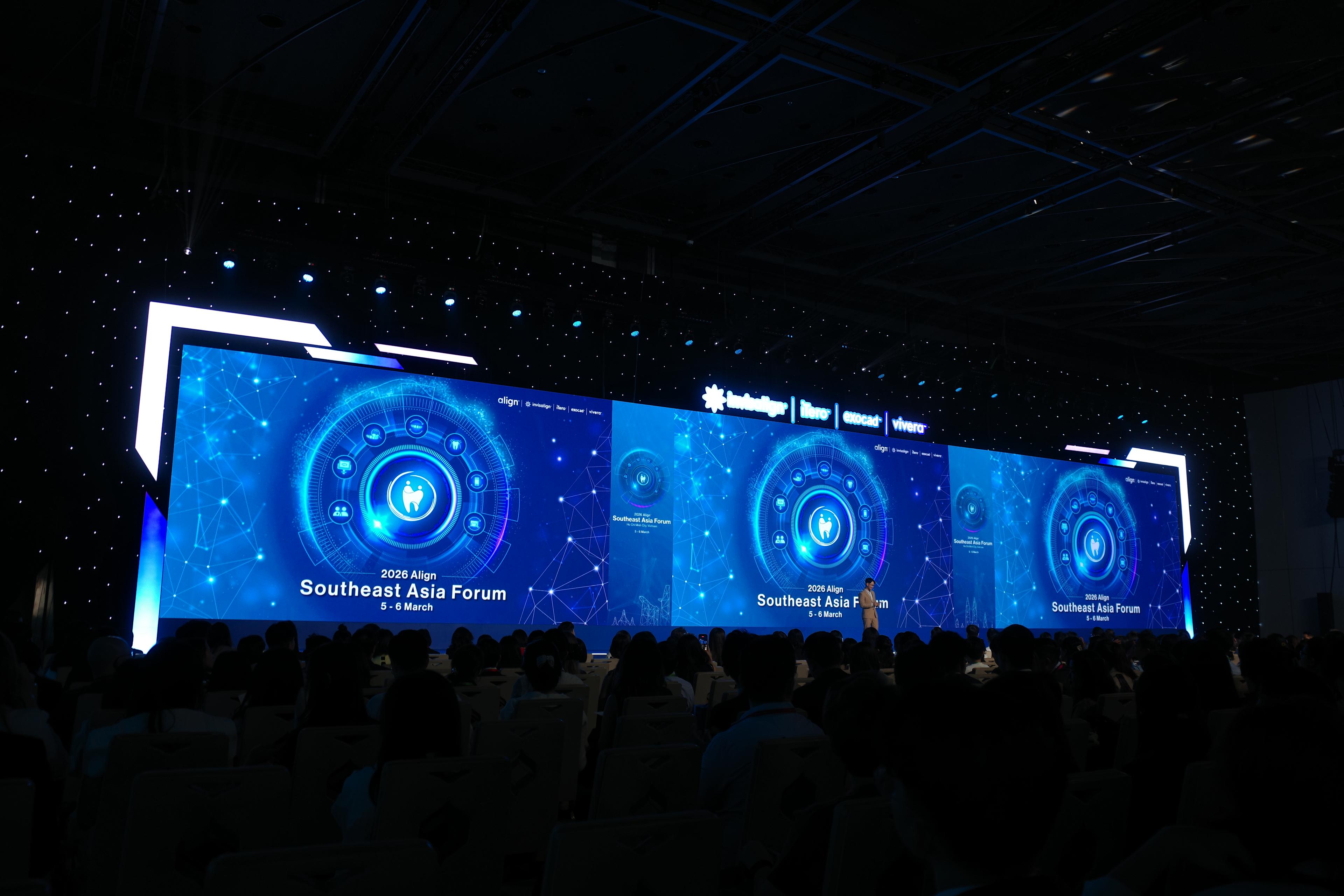 Toàn cảnh khán phòng diễn đàn: màn hình LED lớn hiện dòng “2026 Align Southeast Asia Forum — 5-6 March”, một diễn giả đứng trên sân khấu trước hàng ghế kín người.