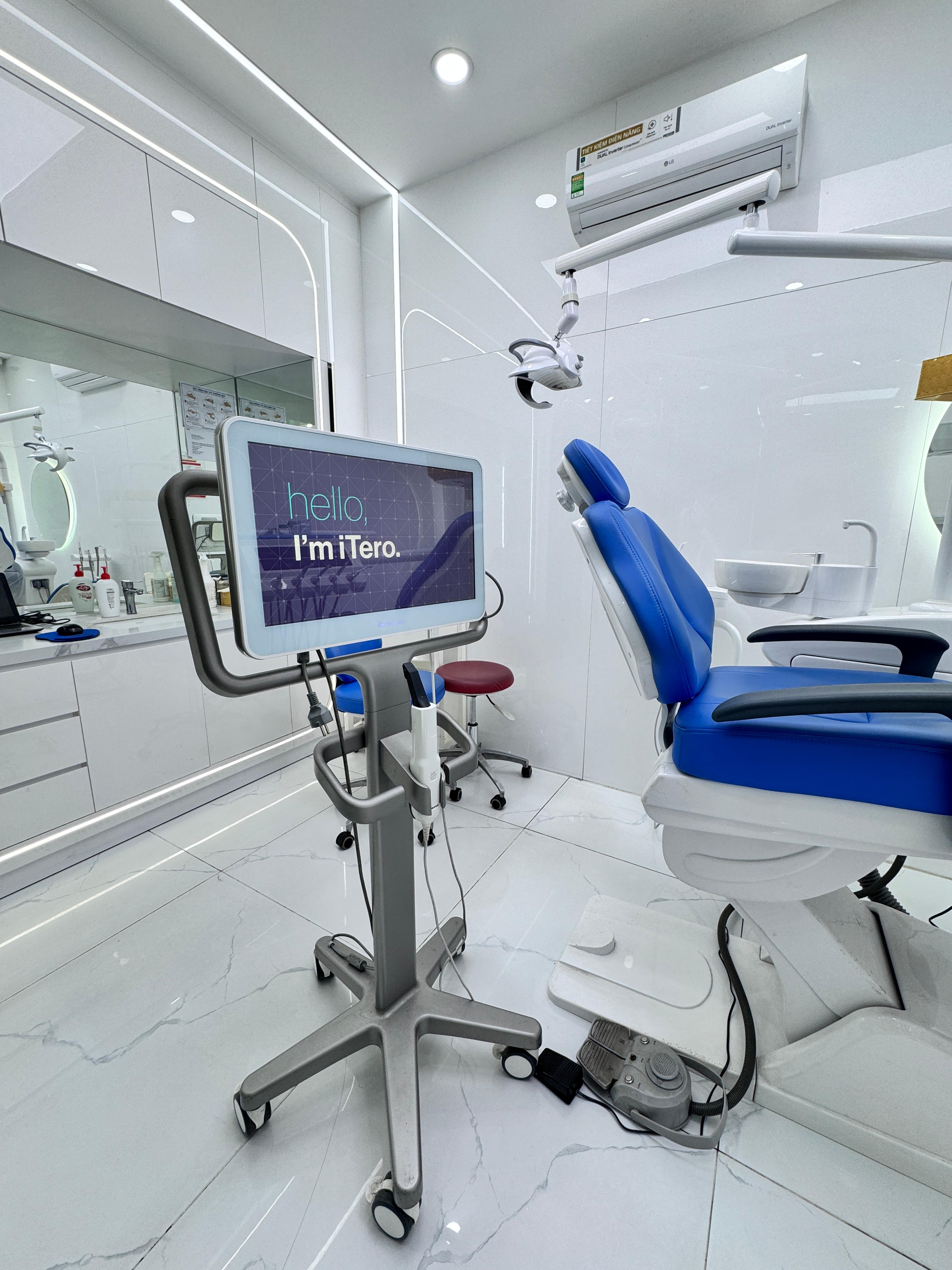 Máy quét dấu răng 3D iTero đặt cạnh ghế điều trị tại Dr Tony Dental