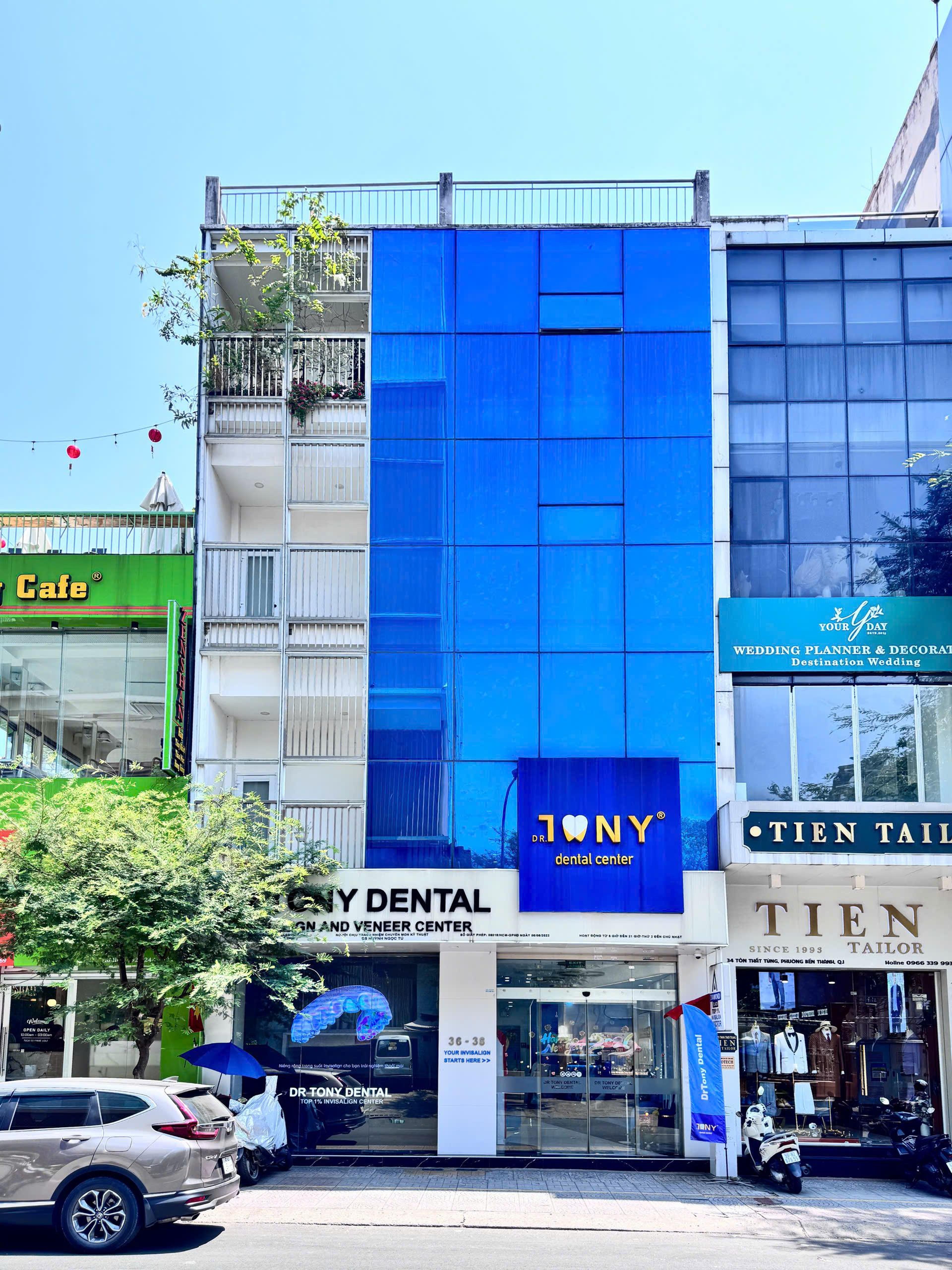 Mặt tiền Dr Tony Dental nhìn từ đường Tôn Thất Tùng — toà nhà sơn xanh, biển hiệu ở tầng trệt, số nhà 36-38
