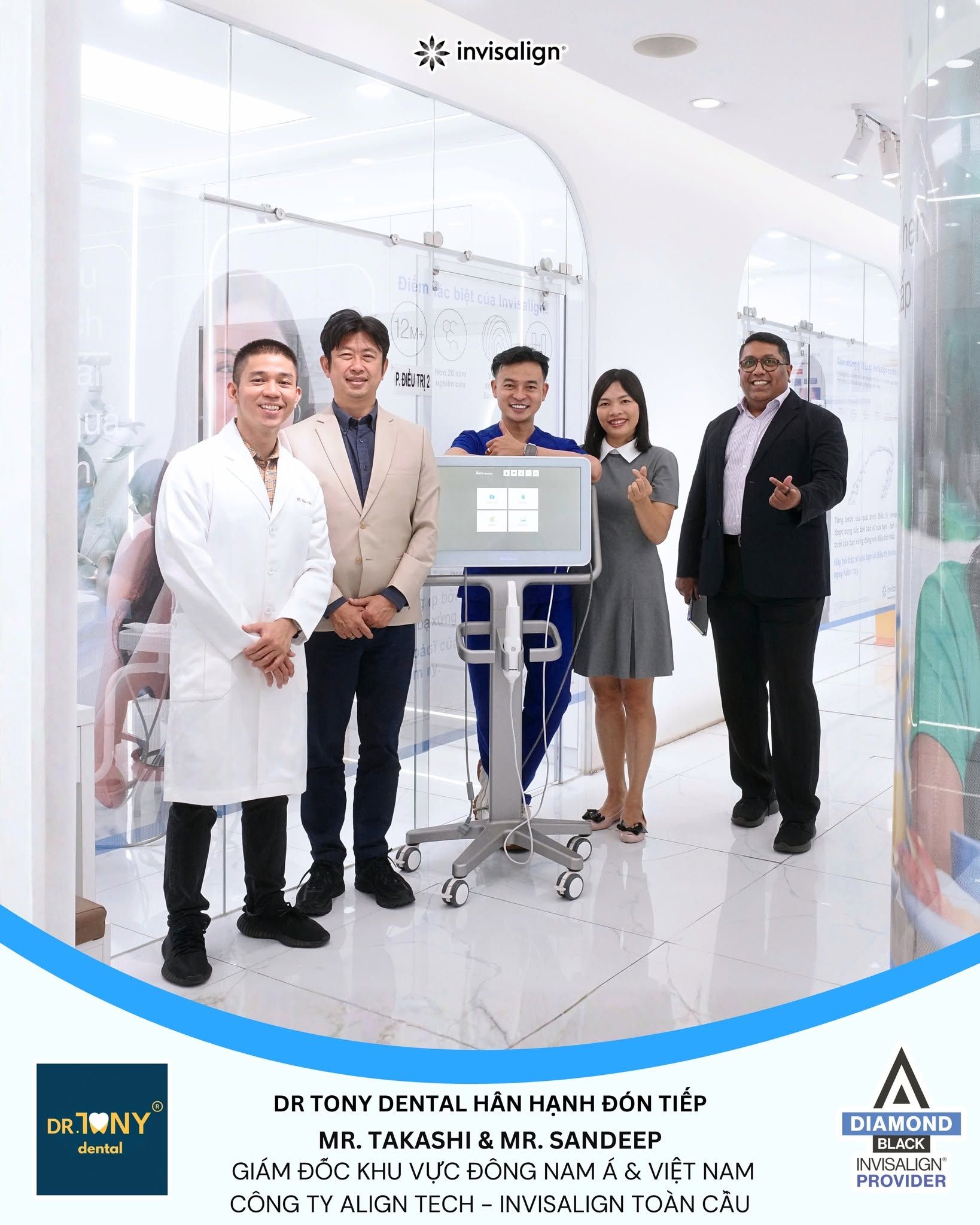 Năm người đứng cạnh máy quét trong phòng điều trị của Dr Tony Dental; dải chữ dưới ảnh ghi “Dr Tony Dental hân hạnh đón tiếp Mr. Takashi & Mr. Sandeep — Giám đốc khu vực Đông Nam Á & Việt Nam, Công ty Align Tech — Invisalign toàn cầu”.