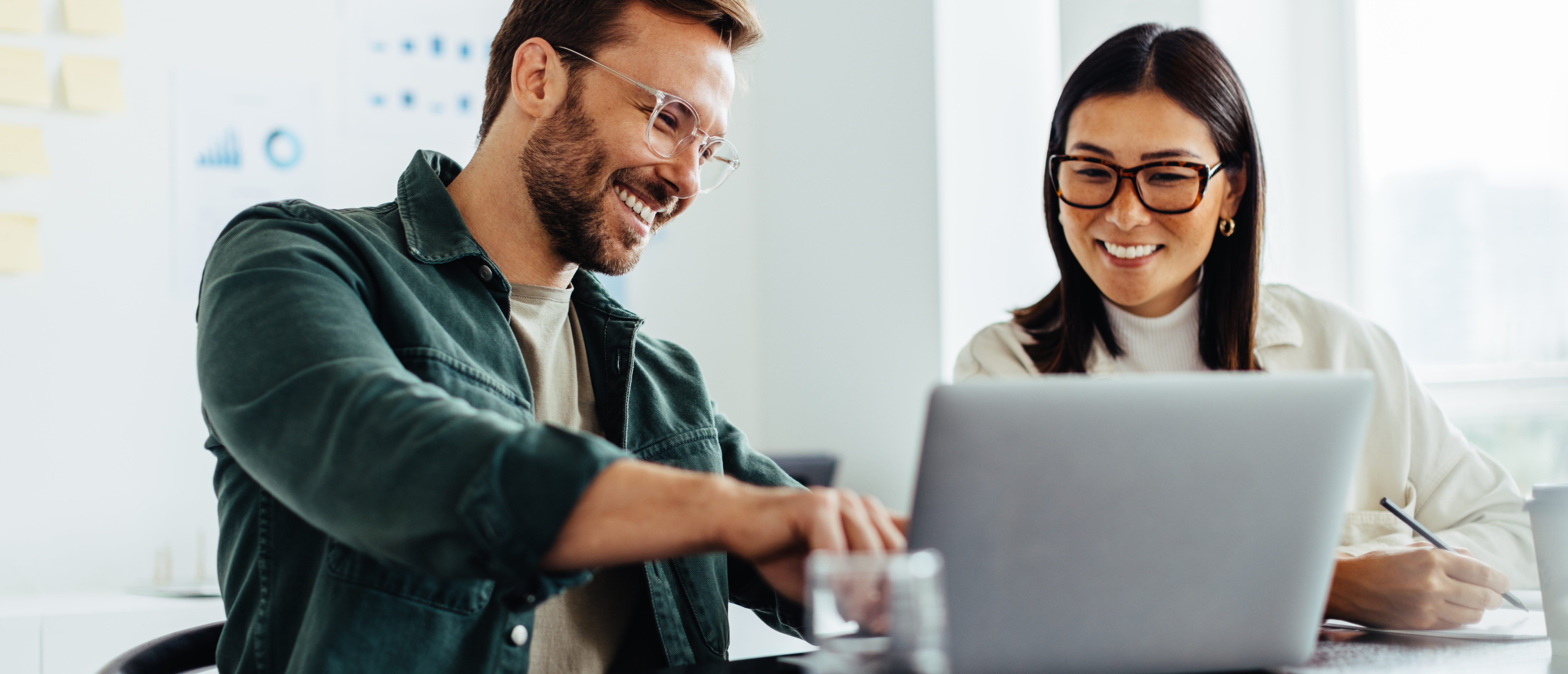 Mann erklärt einer jungen Frau die Salesforce Grundlagen