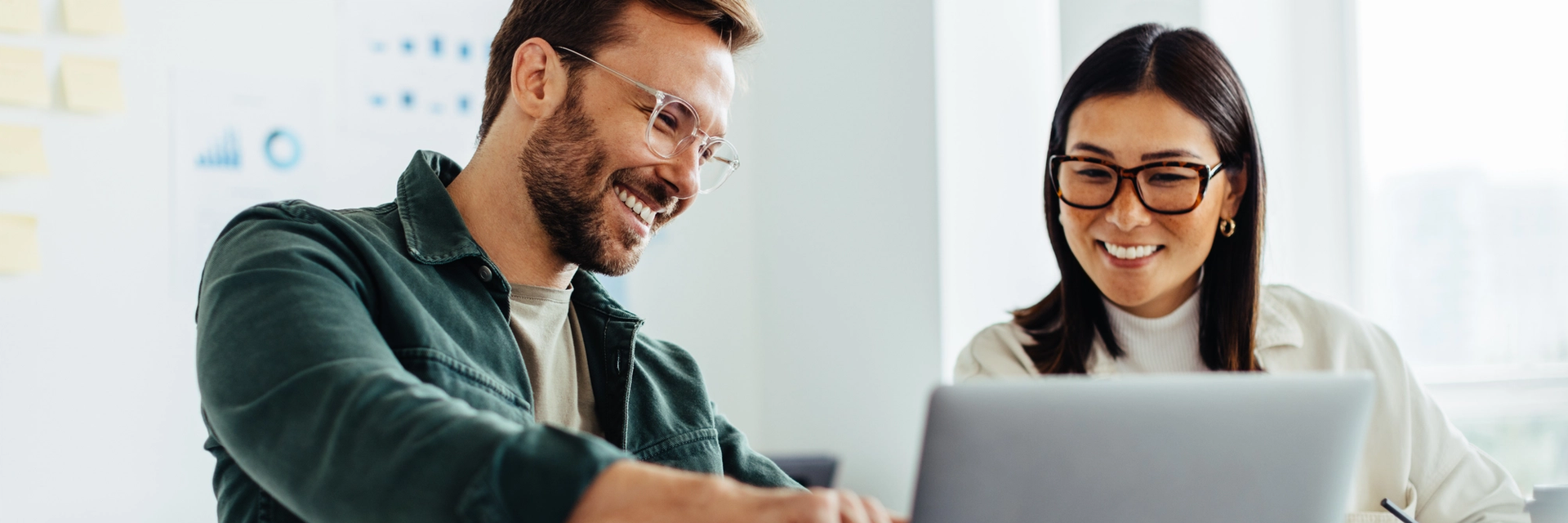 Mann erklärt einer jungen Frau die Salesforce Grundlagen