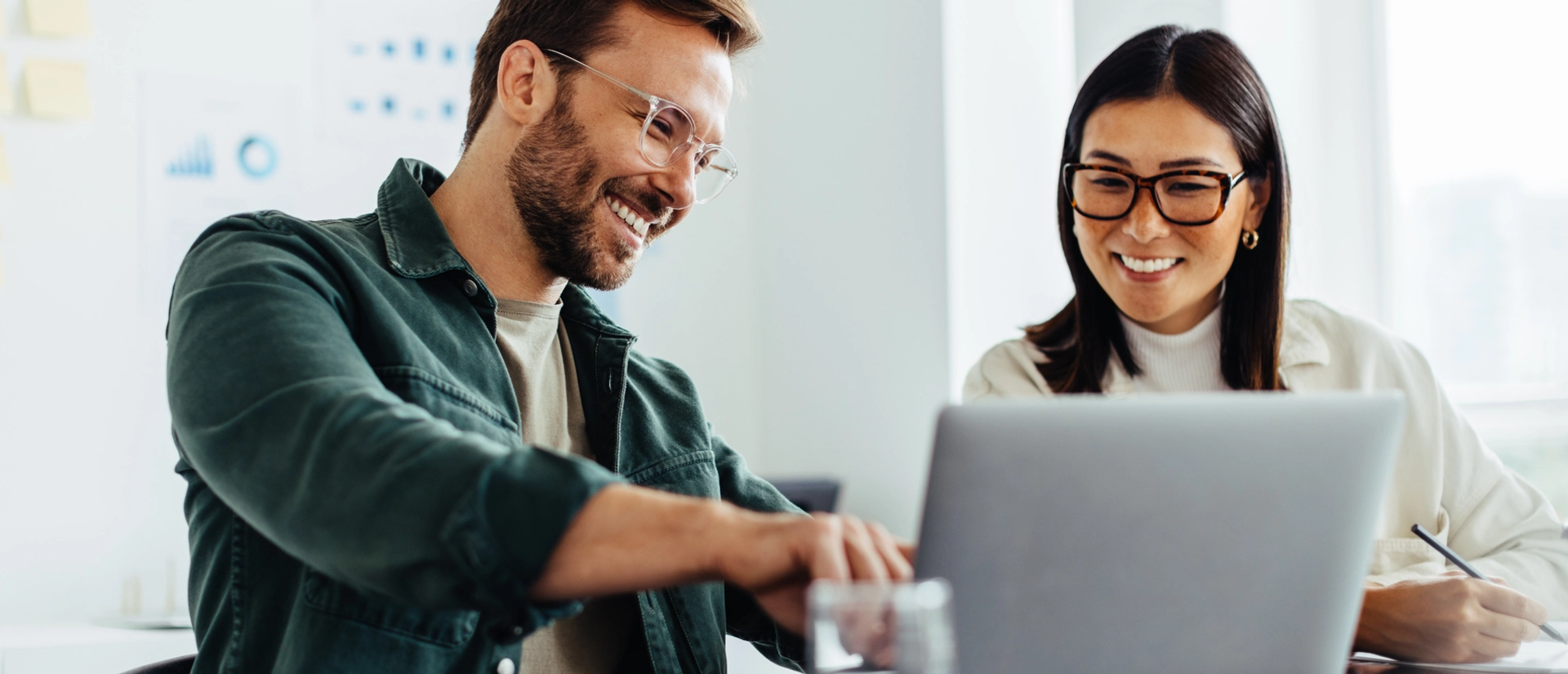 Mann erklärt einer jungen Frau die Salesforce Grundlagen