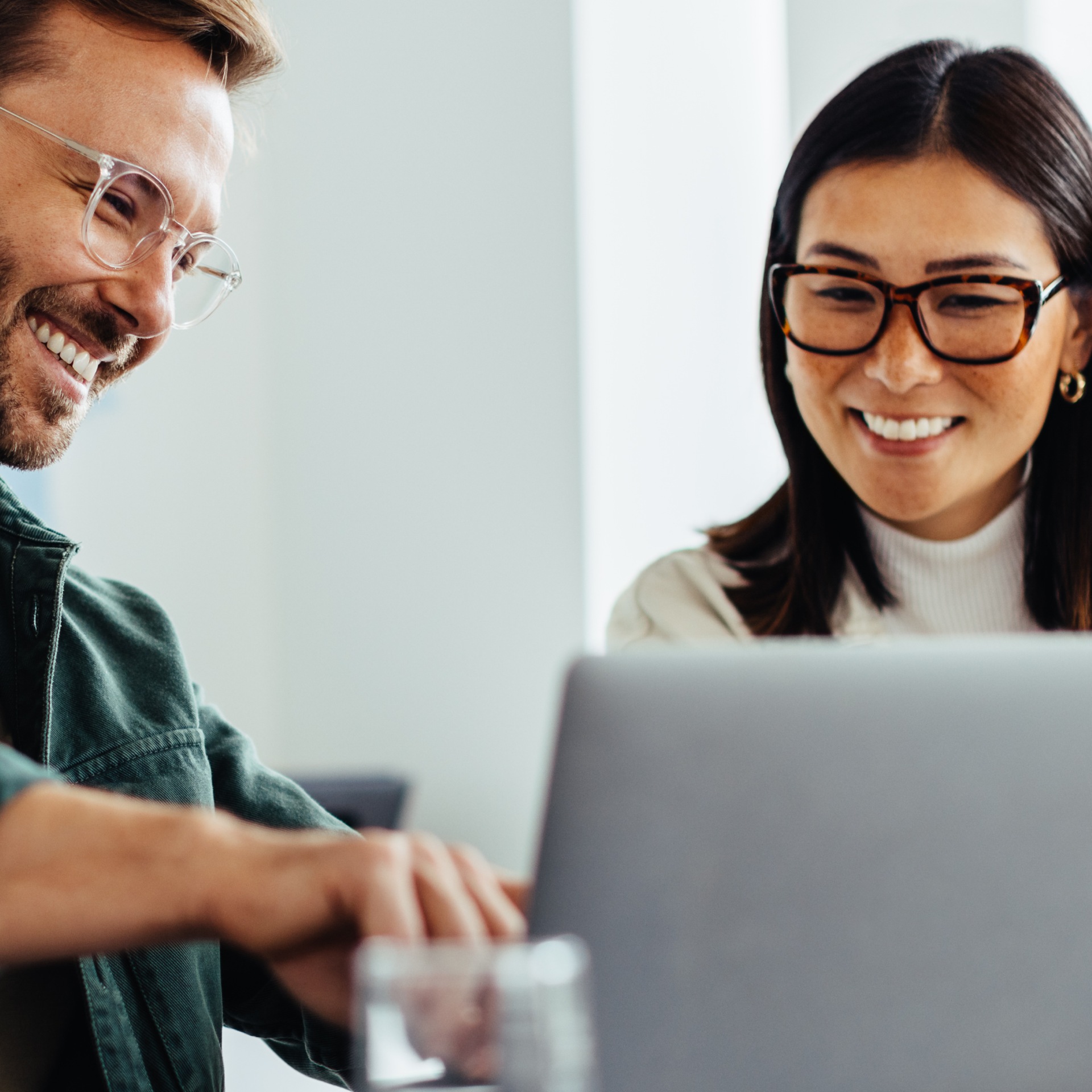 Mann erklärt einer jungen Frau die Salesforce Grundlagen