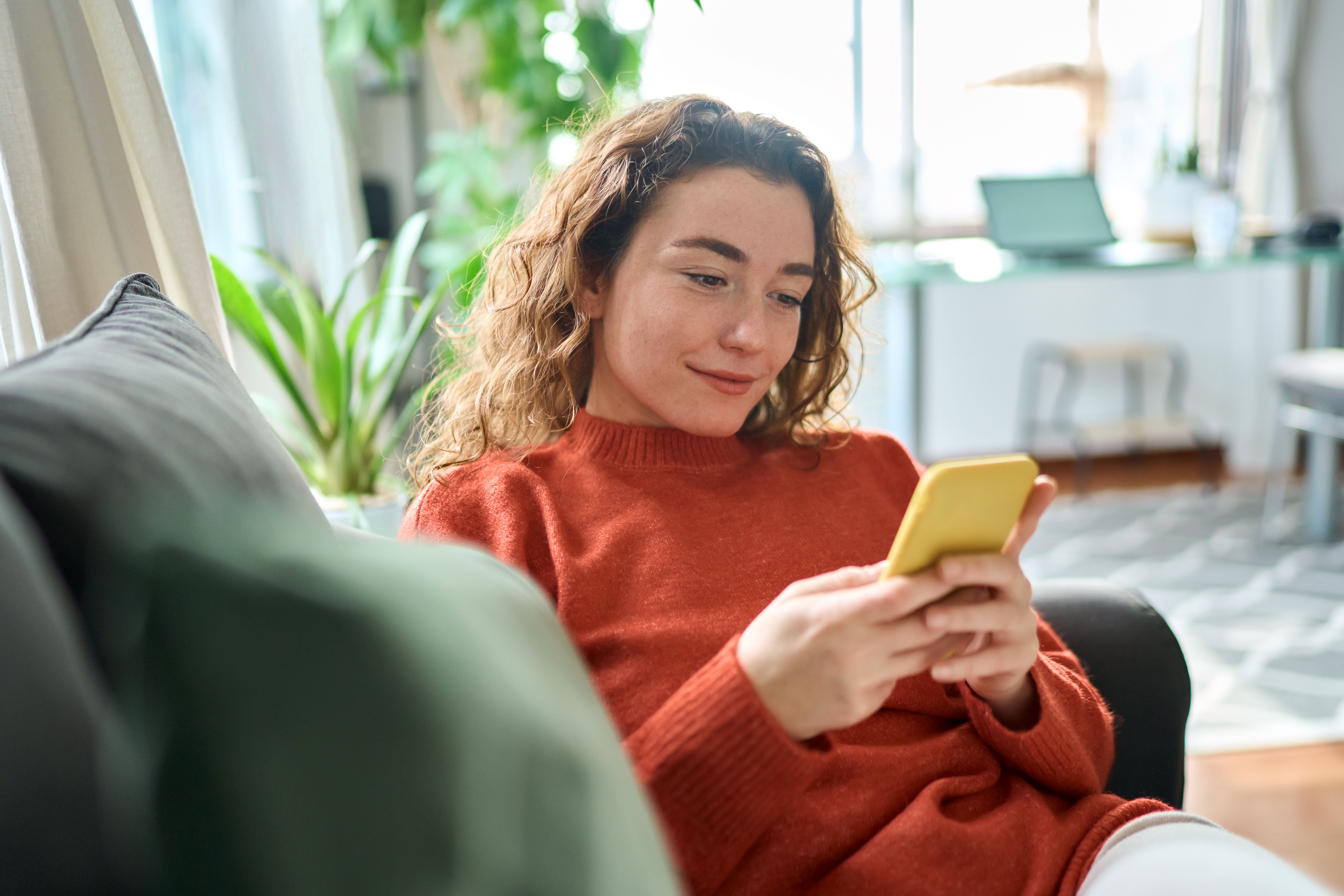 Eine Frau schaut auf ihr Smartphone. 