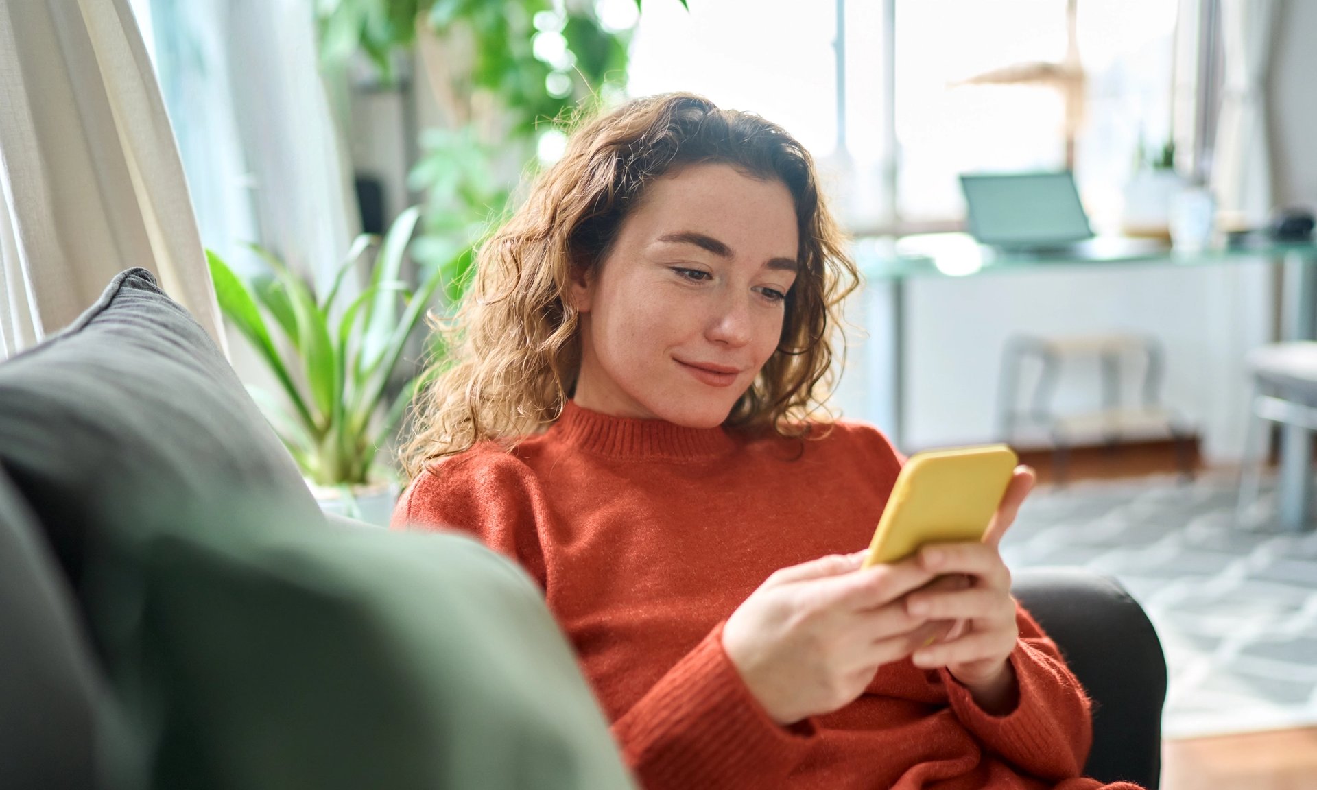 Eine Frau schaut auf ihr Smartphone.