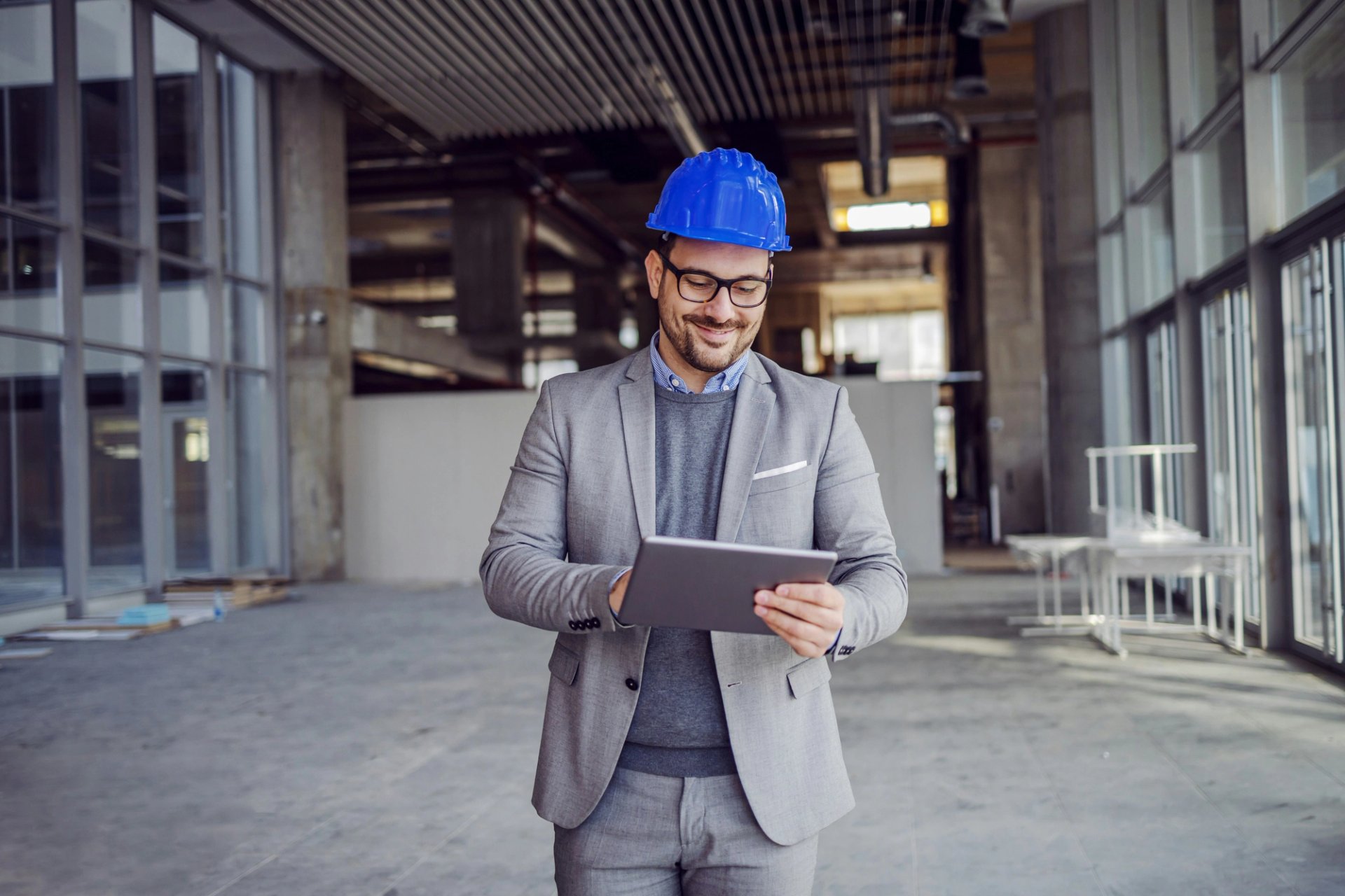 Ein städtischer Mitarbeiter arbeitet mit Junikom-Software.
