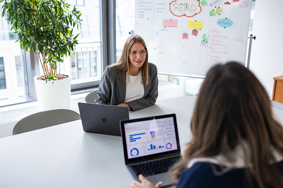 Zwei Salesfive Kolleginnen unterhalten sich im Meeting.
