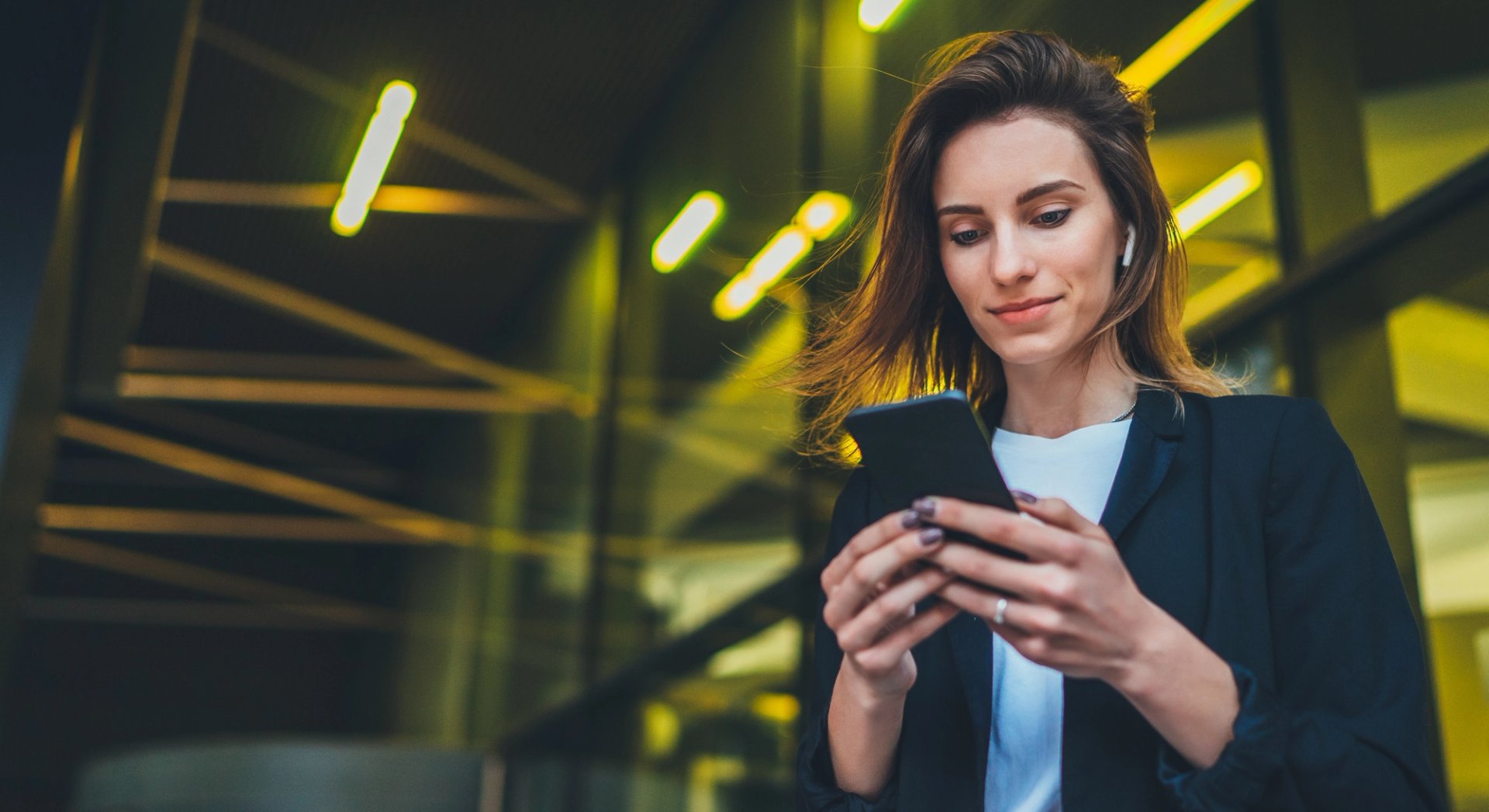 Eine Frau schaut auf ihr Smartphone. 