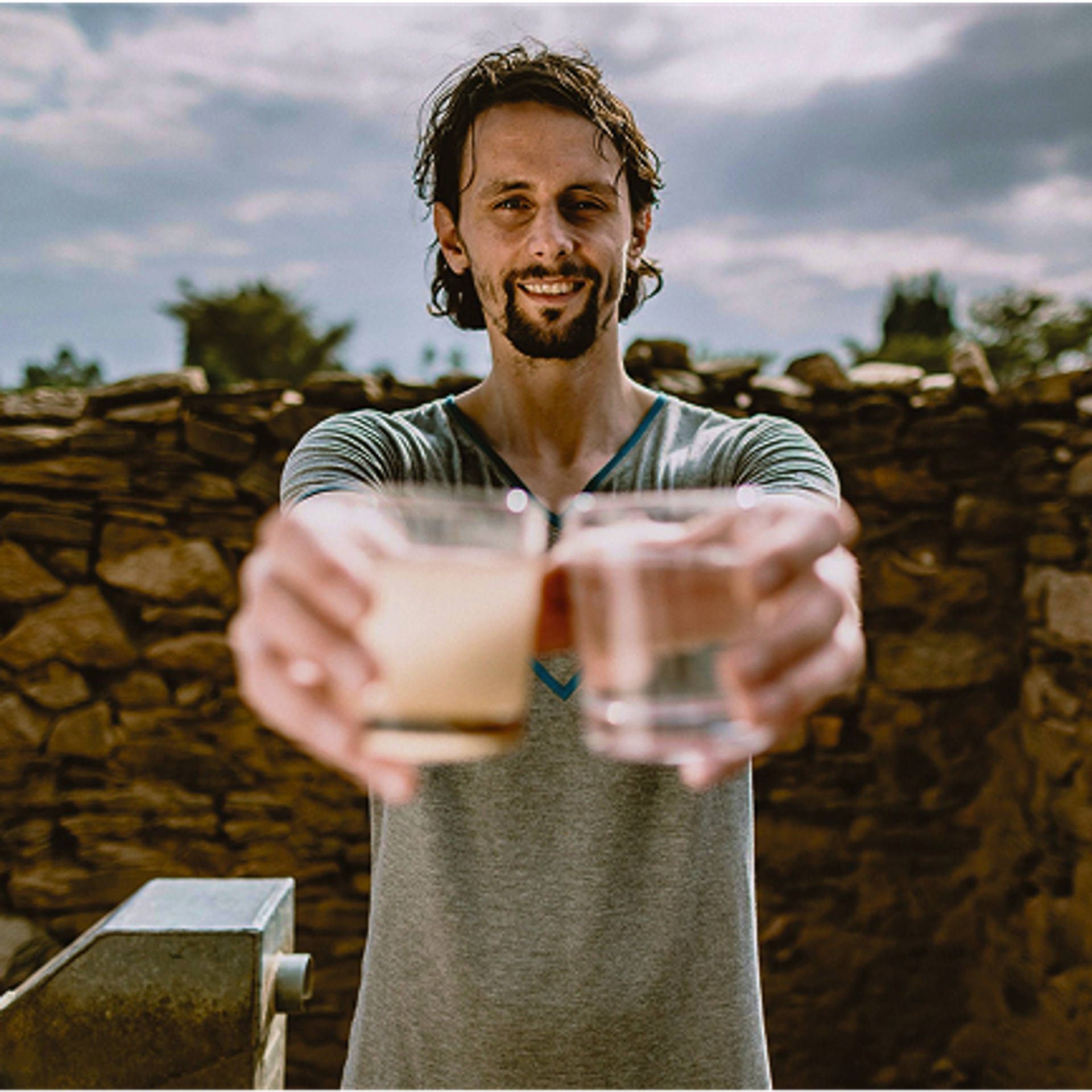 Ein Mann, Neven Subotic, hält mit ausgestreckten Armen zwei Gläser Wasser nach vorne.