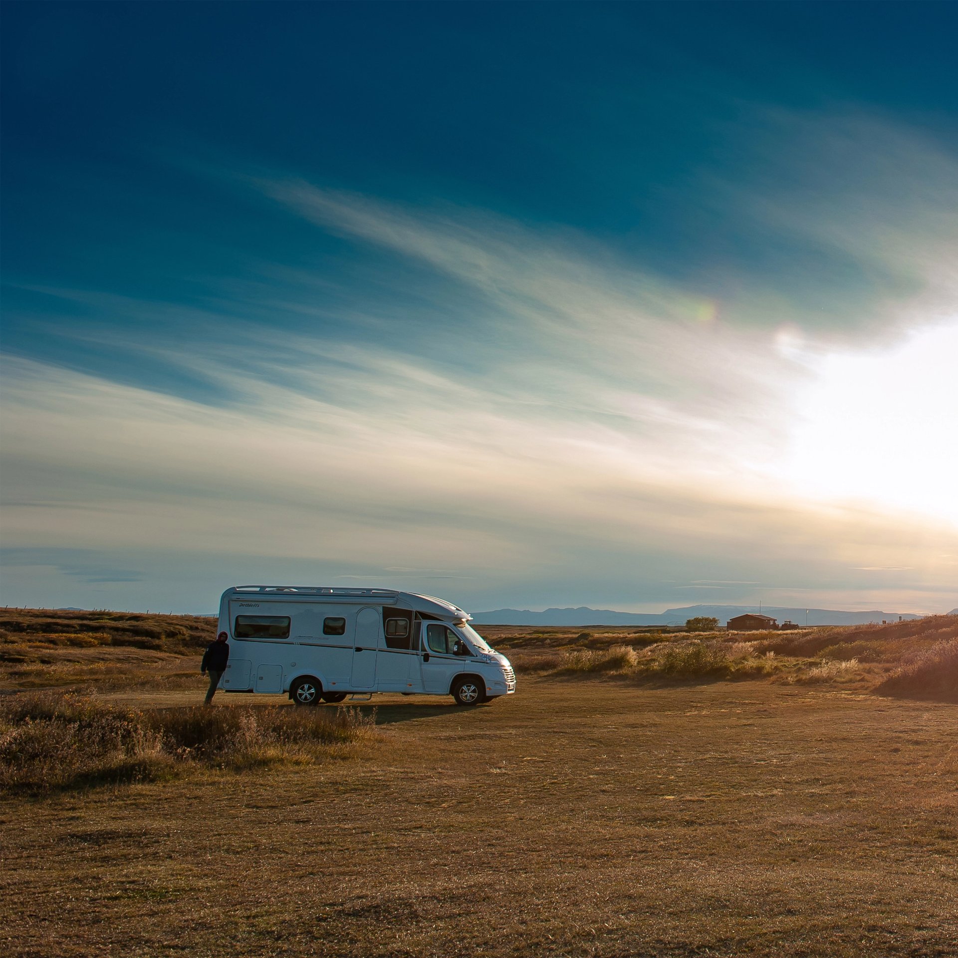Campervan steht im Sonnenuntergang.