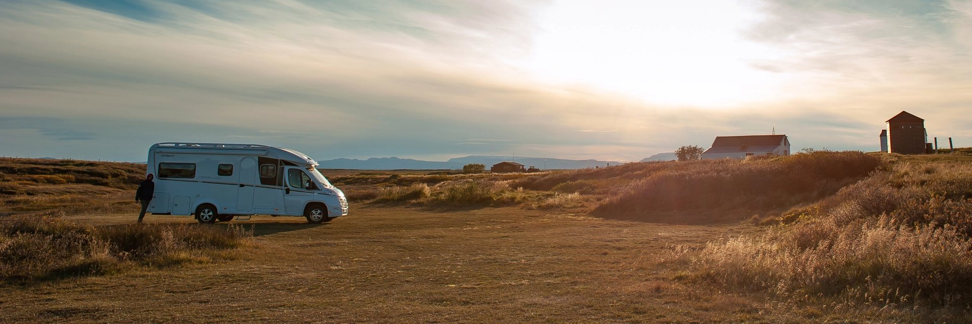 Campervan steht im Sonnenuntergang.