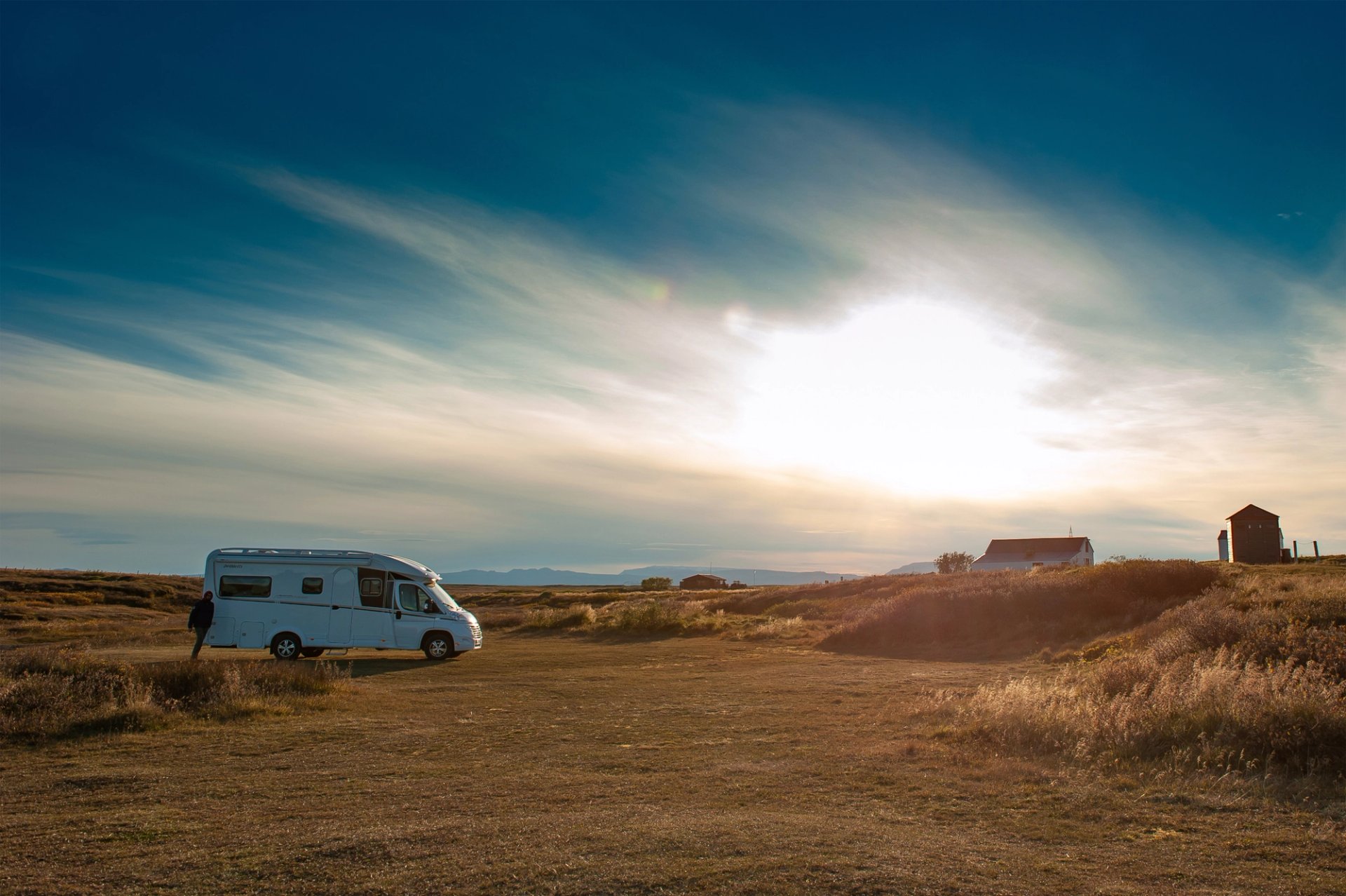 Campervan steht im Sonnenuntergang.
