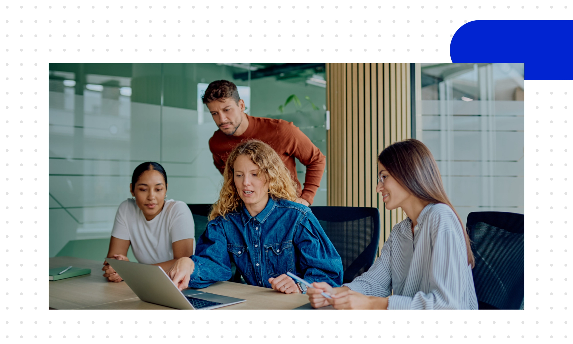 Ein Team bespricht sich im Büro und vergleicht am Laptop, ob Salesforce oder SAP die bessere Wahl ist