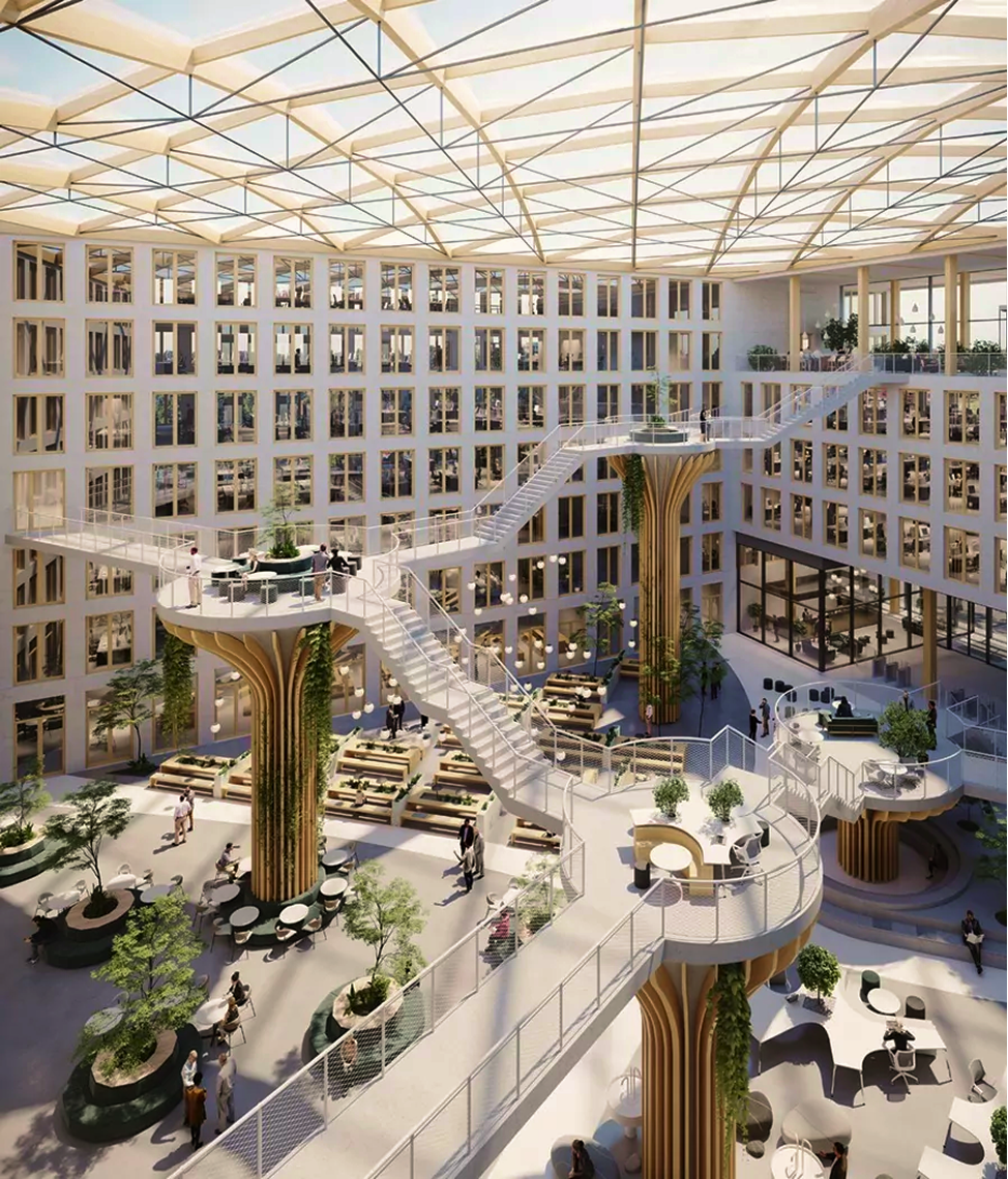 Treppen verbinden brückenartig drei Plateaus im Atrium eines Gebäudes.