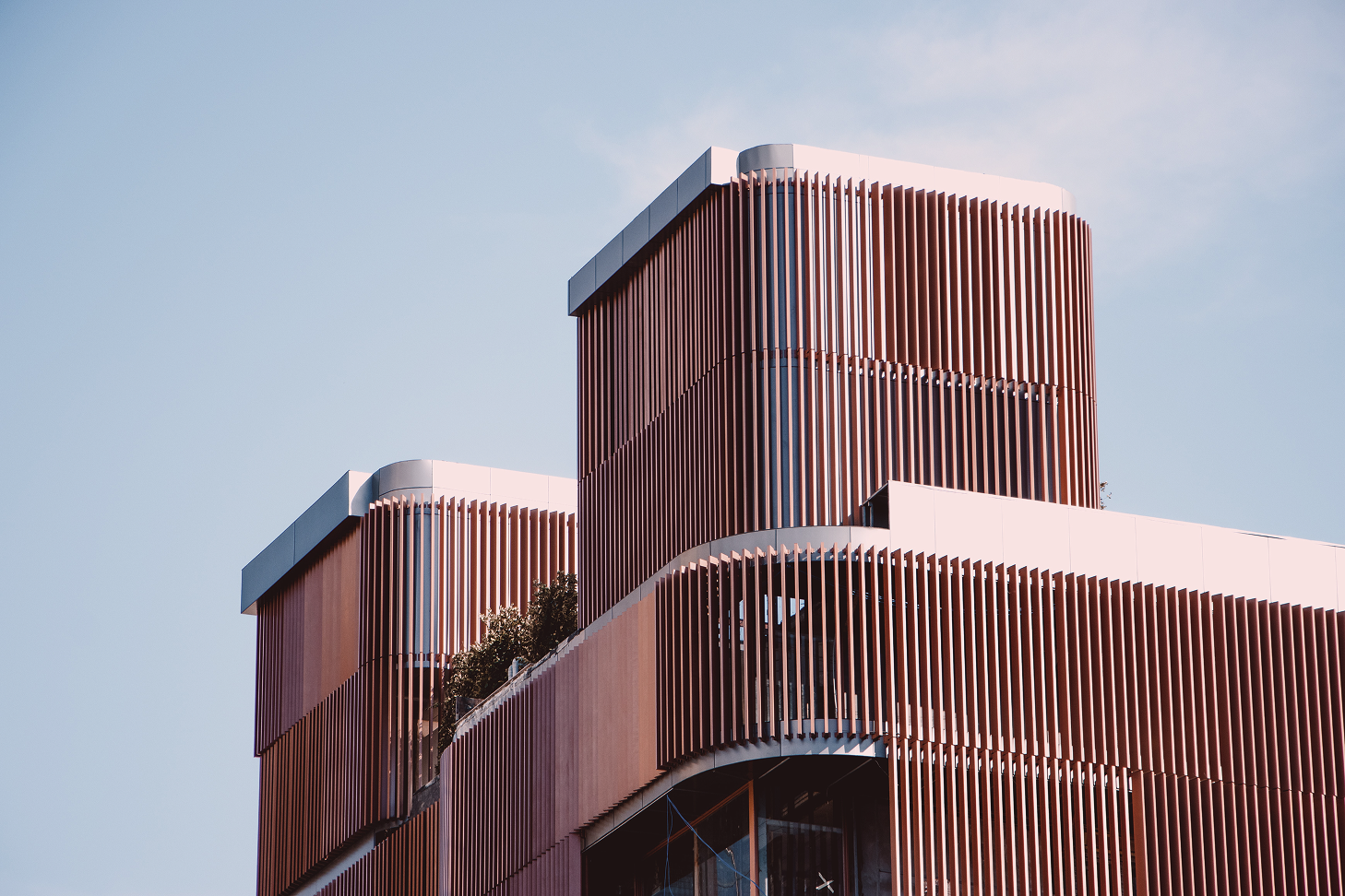 Blick auf modernes Haus mit Holzfassade.