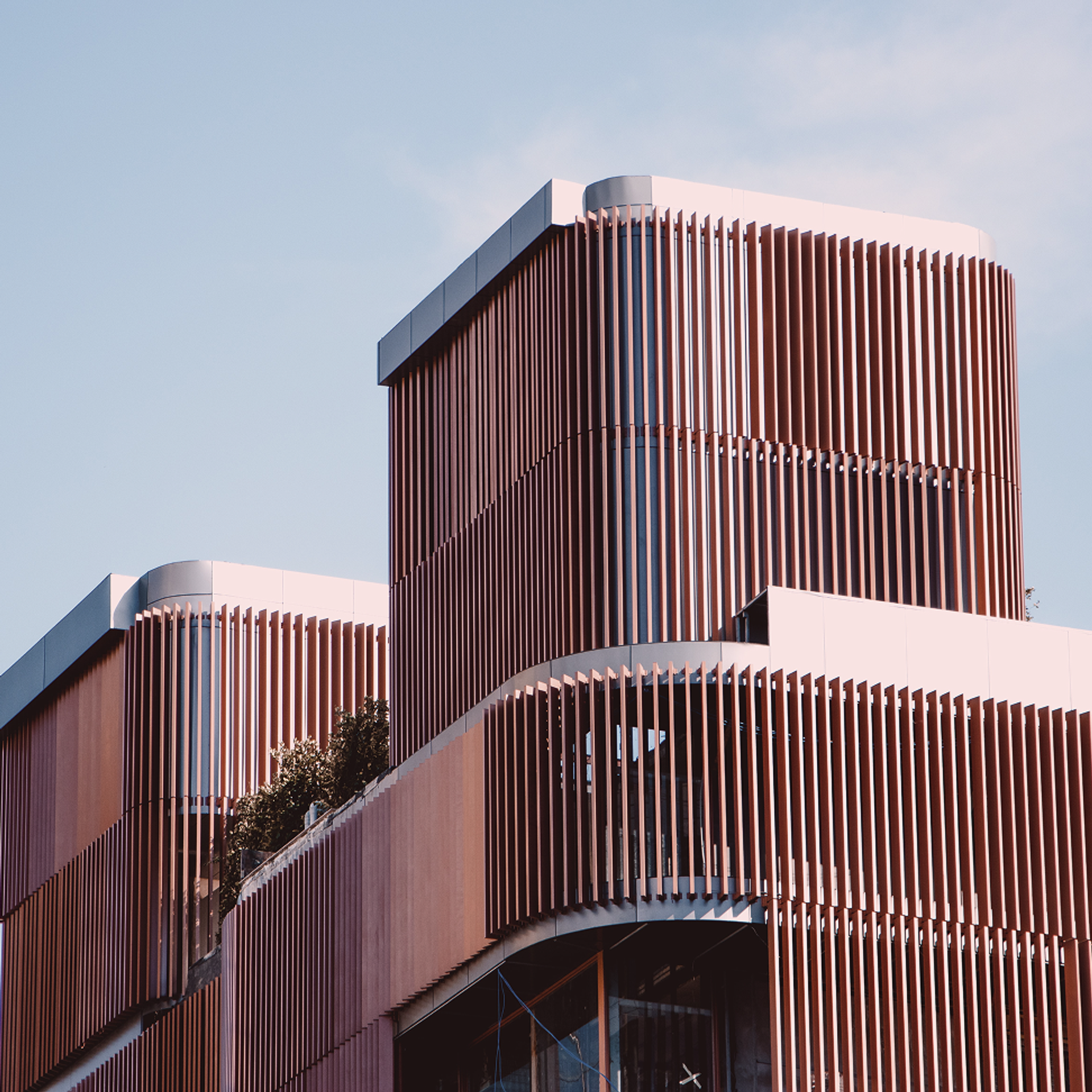 Blick auf modernes Haus mit Holzfassade.