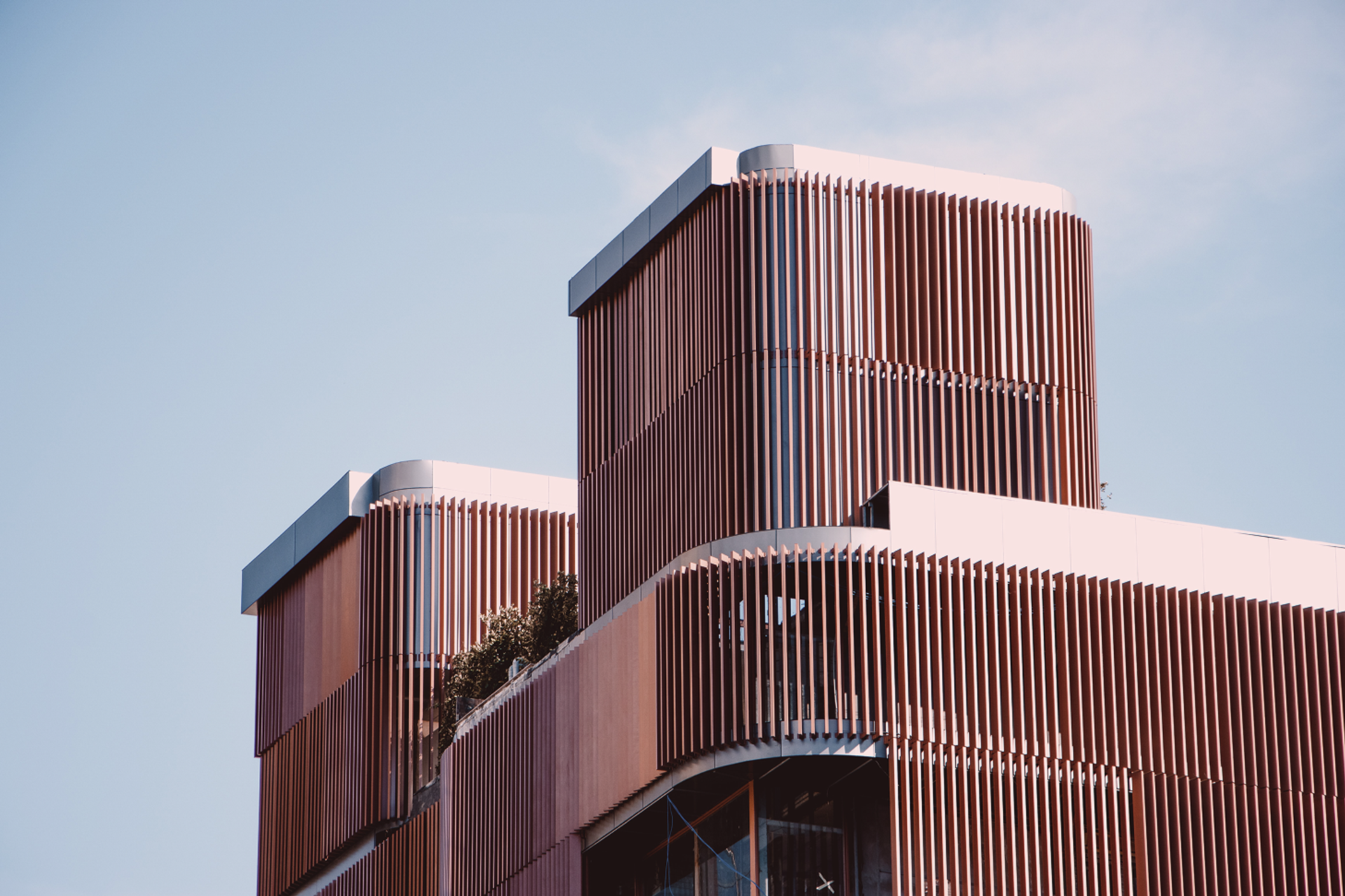 Blick auf modernes Haus mit Holzfassade.