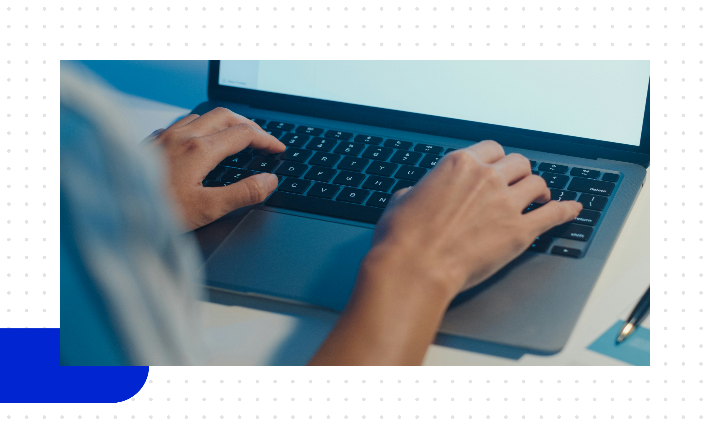 Eine Person arbeitet an einem Laptop und nutzt DocXpert zur automatisierten Dokumentenerstellung