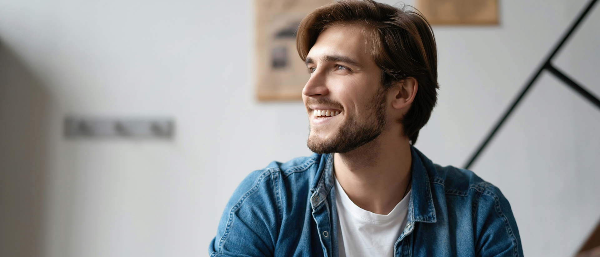 Mann mit Laptop beschäftigt sich mit Künstlicher Intelligenz.