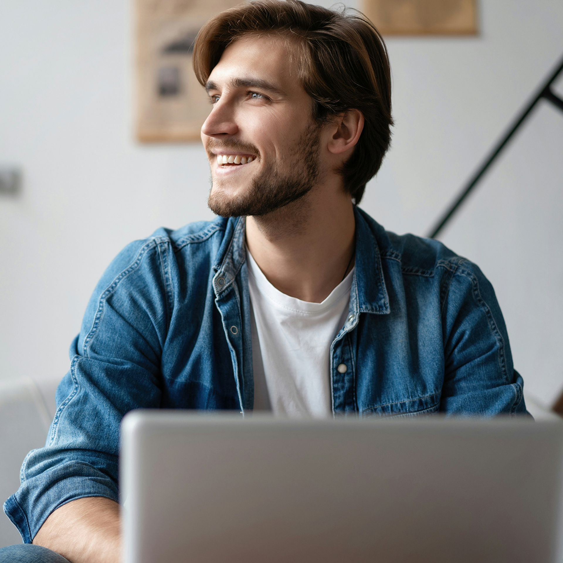 Mann mit Laptop beschäftigt sich mit Künstlicher Intelligenz.