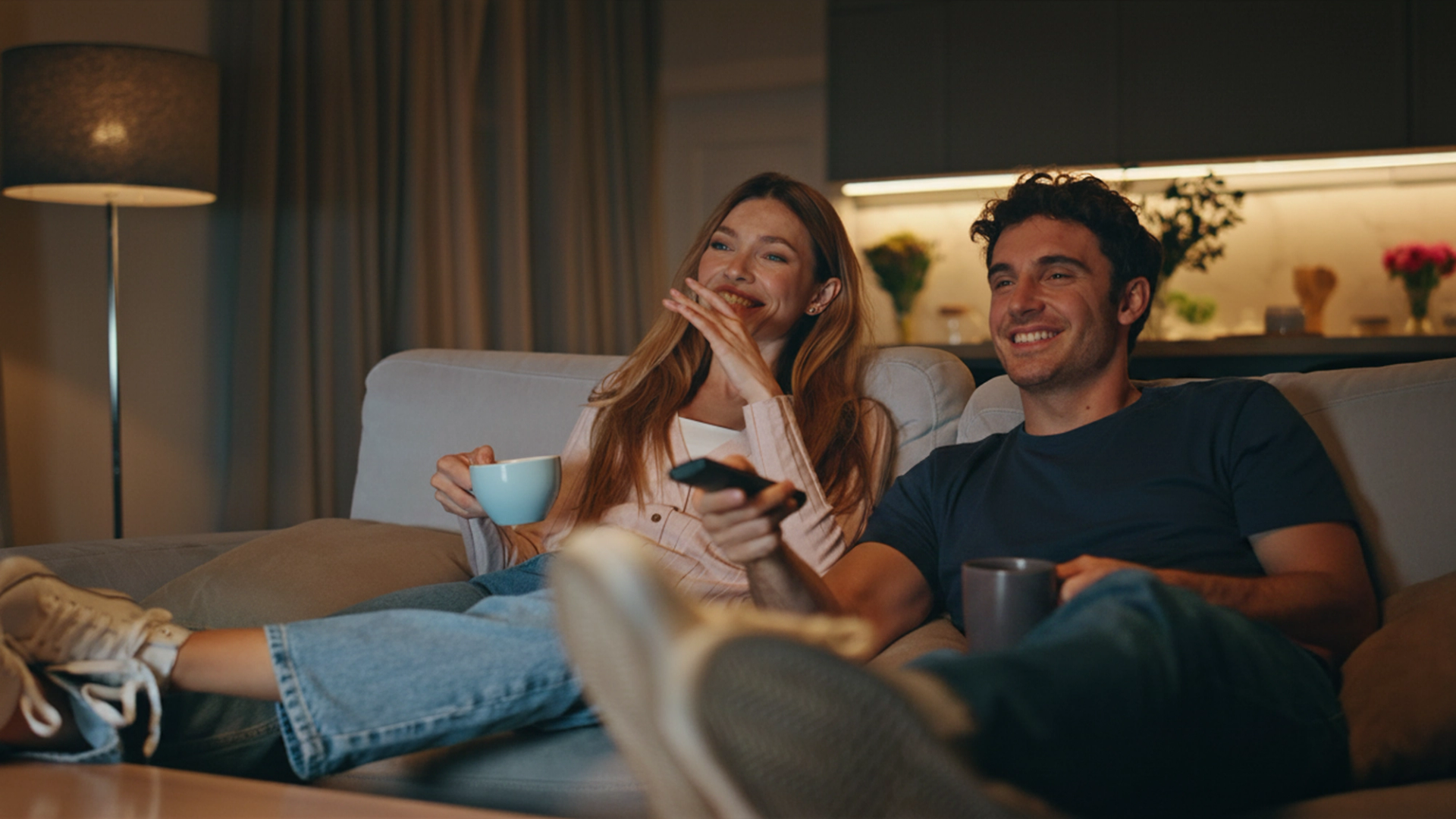 Ein Paar streamt zusammen über RTL+.