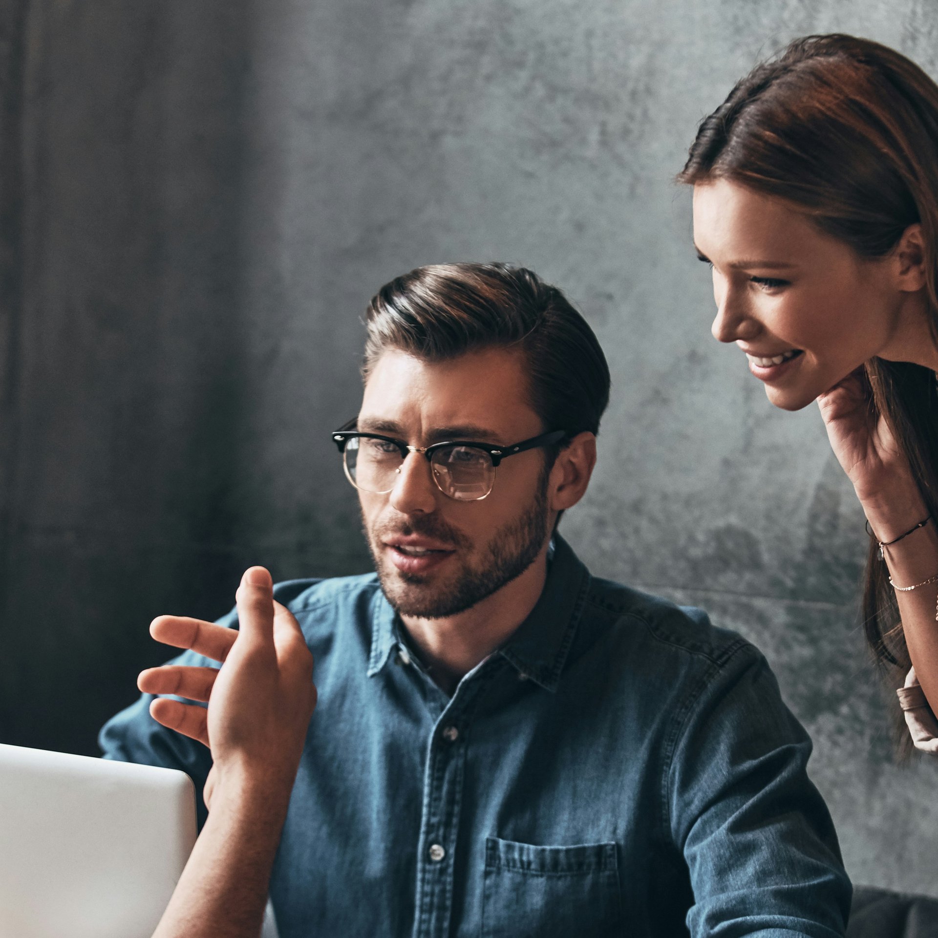 Gruppe von Personen diskutierend am Laptop
