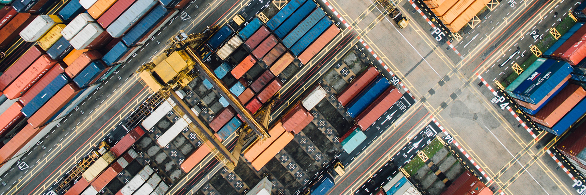 Blick von oben auf ein Containerlager.