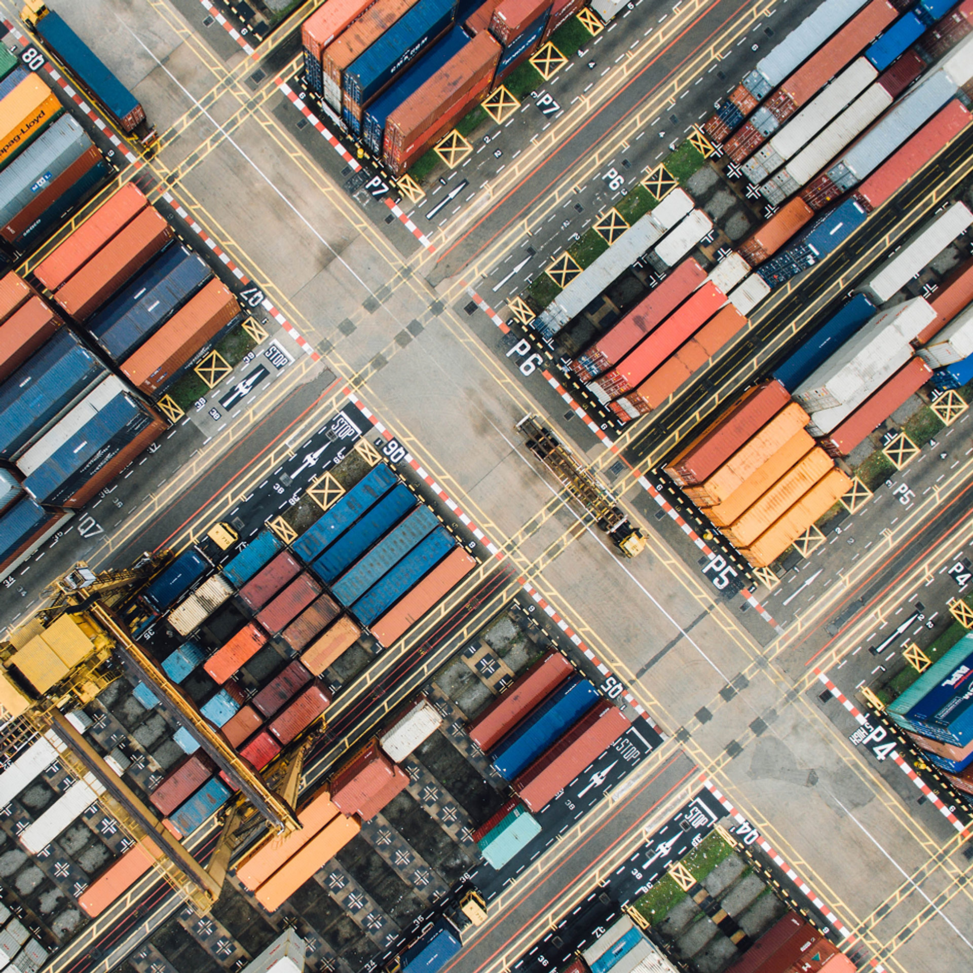 Blick von oben auf ein Containerlager.