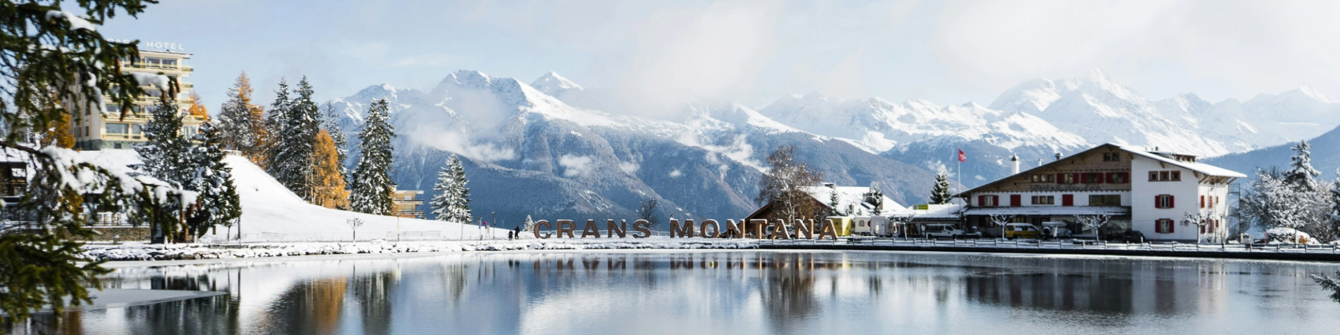 See in den Schweizer Alpen mit Crans-Montana-Schriftzug.