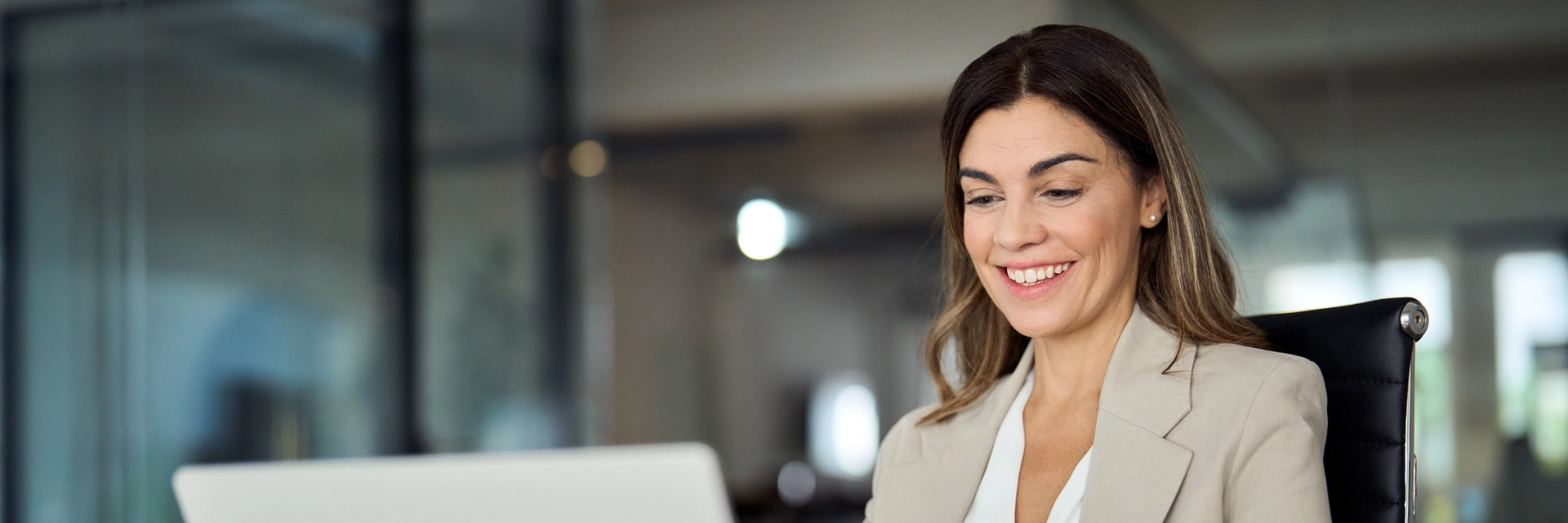 Frau am Laptop, die mit Salesforce Marketing Cloud Account Engagement arbeitet