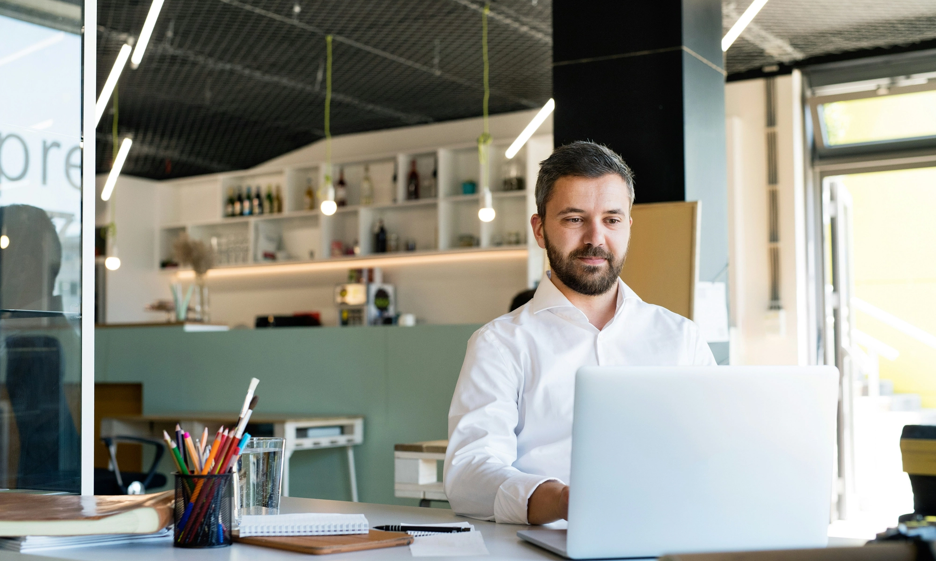Ein Unternehmer nutzt die Software von Haufe-Lexware.
