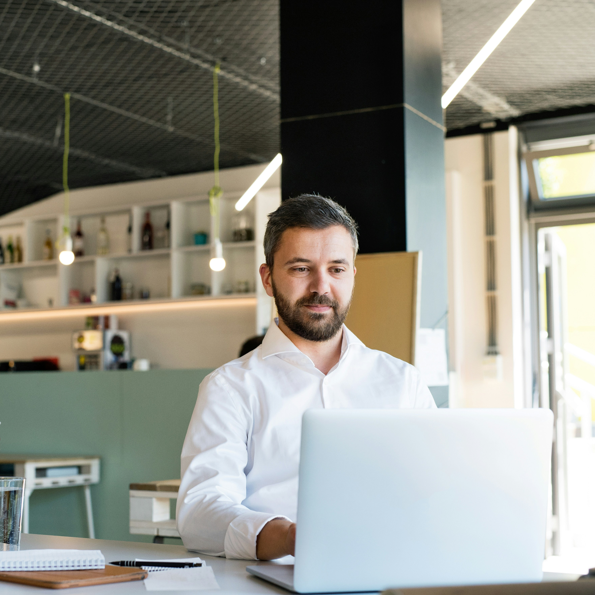 A business owner uses Haufe-Lexware software.