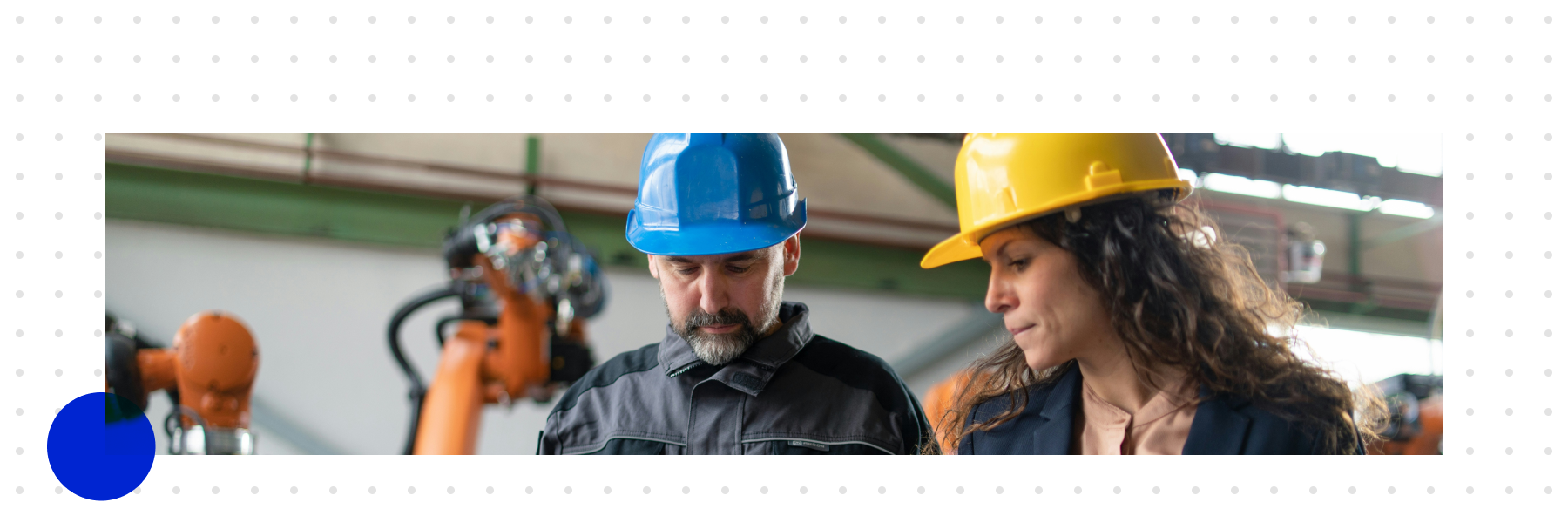 Ein Servicetechniker und eine Managerin besprechen Serviceinformationen in der Produktionshalle und zeigen, wie KI und Agentforce Teams bei der effizienteren Planung, Vorbereitung und Dokumentation im Field Service unterstützen.