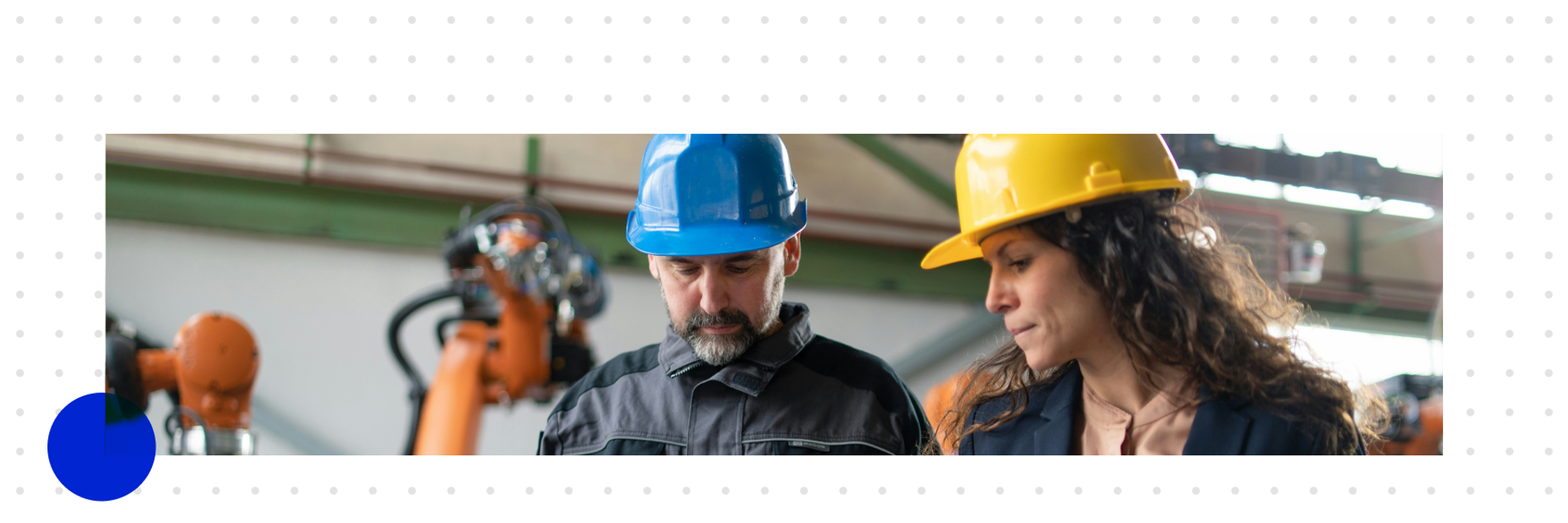 Ein Servicetechniker und eine Managerin besprechen Serviceinformationen in der Produktionshalle und zeigen, wie KI und Agentforce Teams bei der effizienteren Planung, Vorbereitung und Dokumentation im Field Service unterstützen.