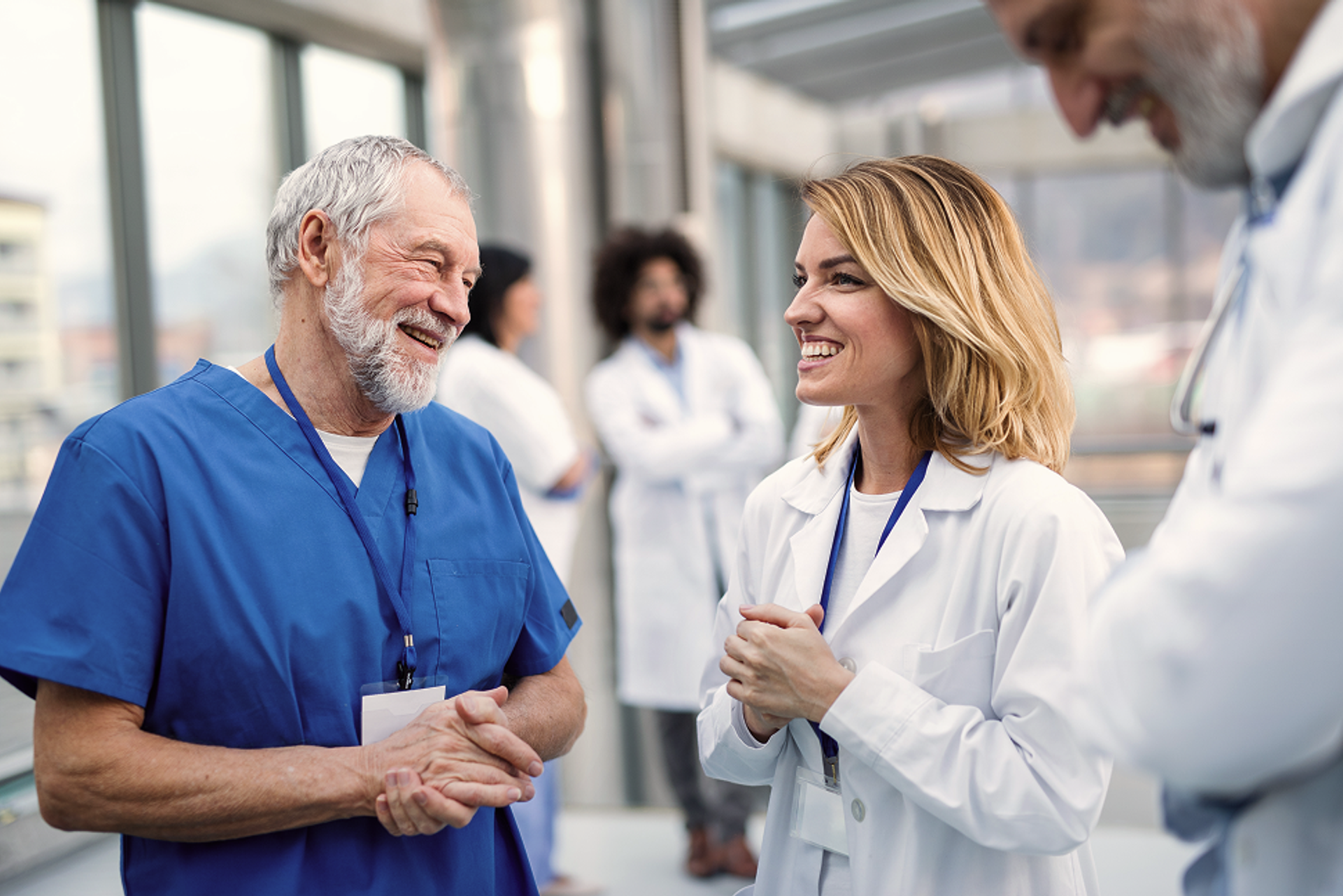 Ein Arzt und eine Ärztin unterhalten sich.