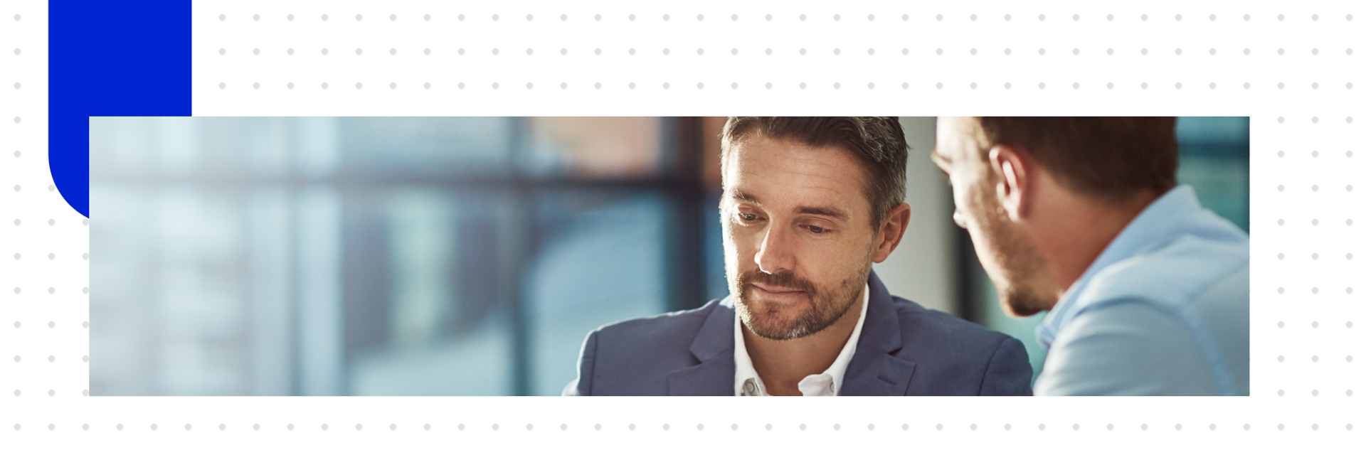 Zwei Salesfive Mitarbeitende lesen das Data 360 Glossar am Tablet.