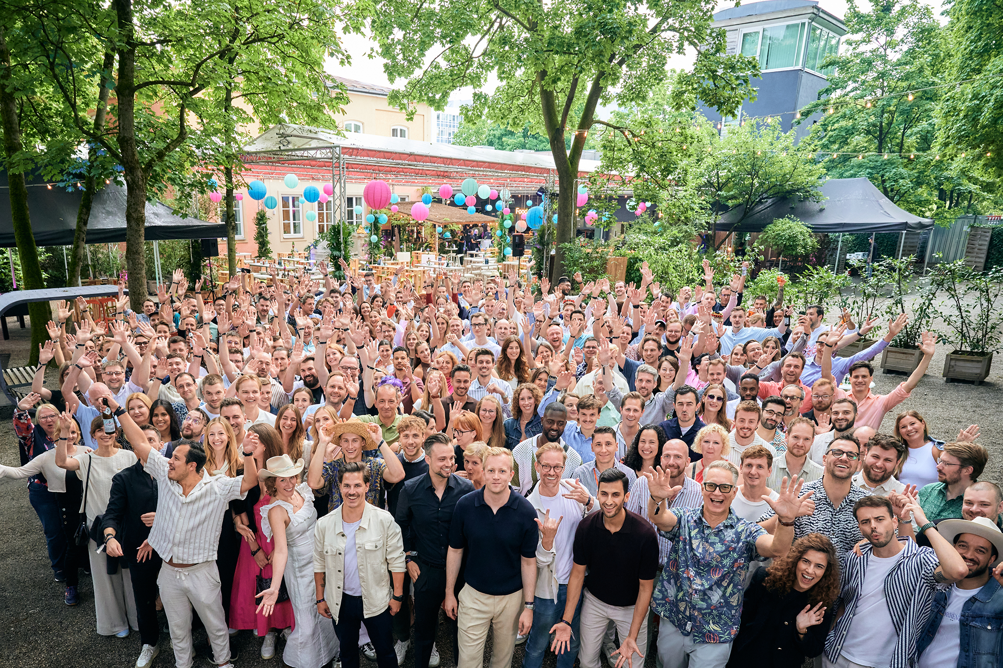 Das Salesfive Team feiert zusammen in München.