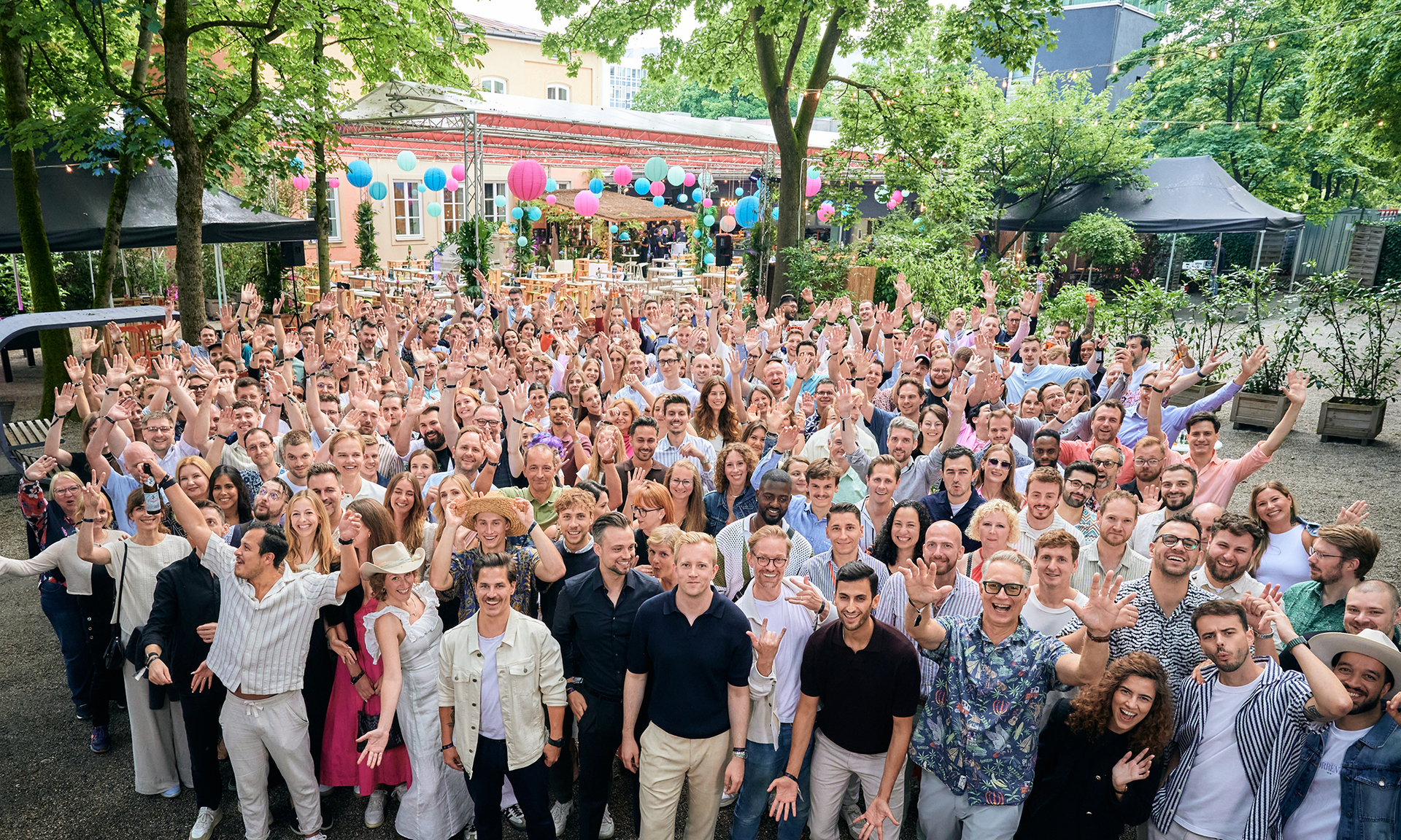Das Salesfive Team feiert zusammen in München.