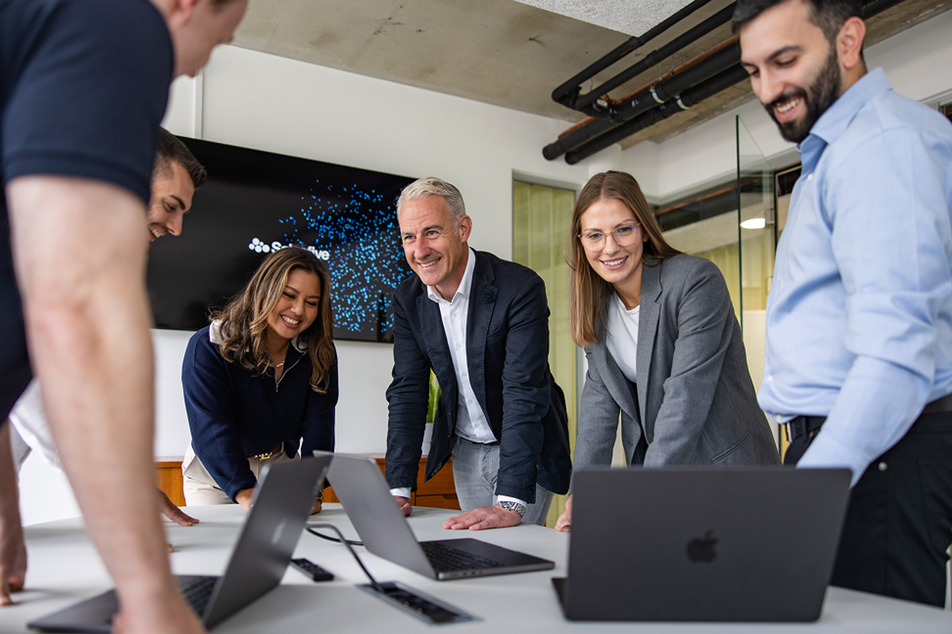 Sechs Salesfive Kolleg:innen haben ein Meeting bei Salesfive in Düsseldorf.