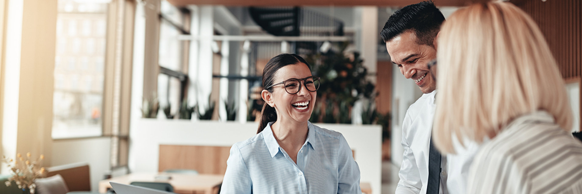 Zwei Frauen und ein Mann sprechen im Business-Kontesuen und ein Mann unterhalten sich im Buiness-Kontext.xt.