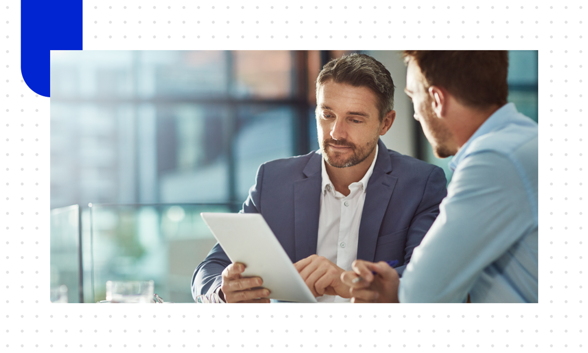 Zwei Salesfive Mitarbeitende lesen das Data 360 Glossar am Tablet.