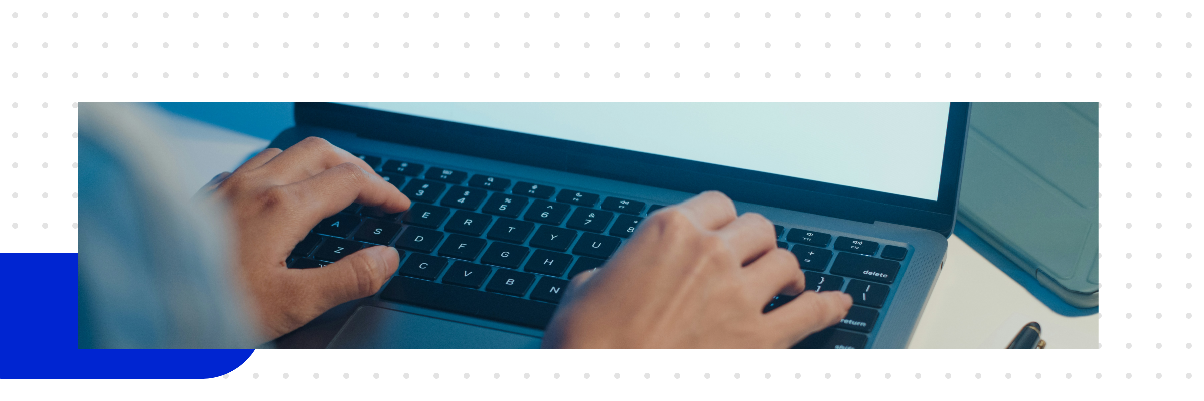 Eine Person arbeitet an einem Laptop und nutzt DocXpert zur automatisierten Dokumentenerstellung