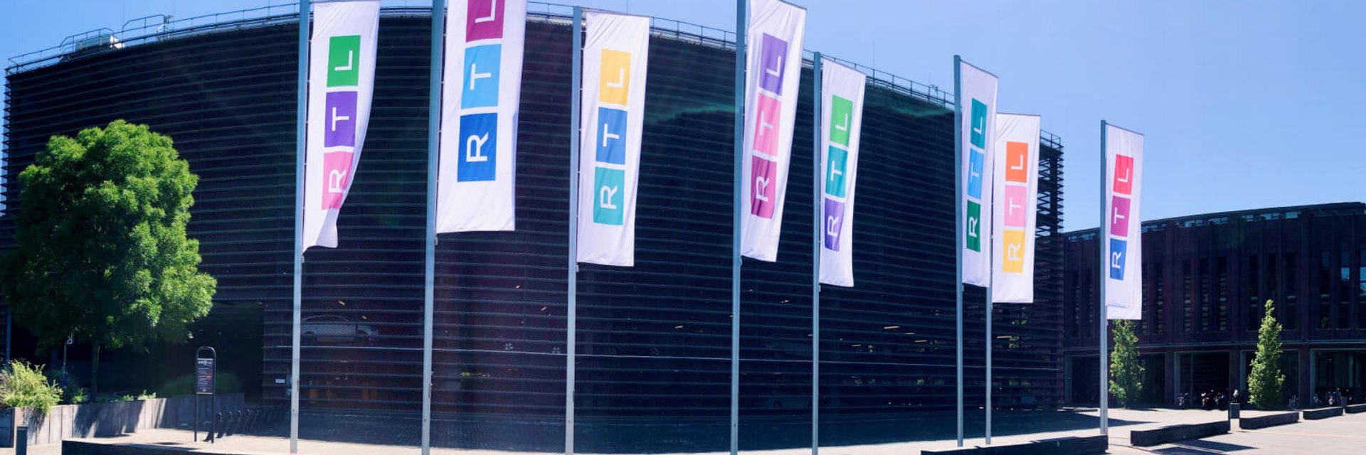 Freunde schauen zusammen Fernsehen mit RTL+ Streaming.