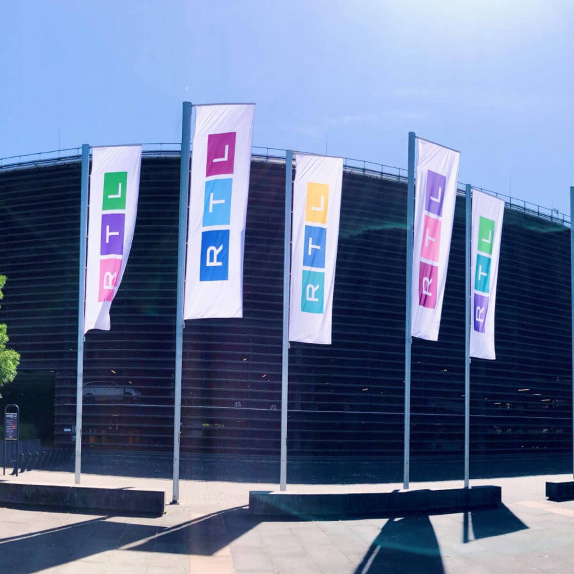 Freunde schauen zusammen Fernsehen mit RTL+ Streaming.