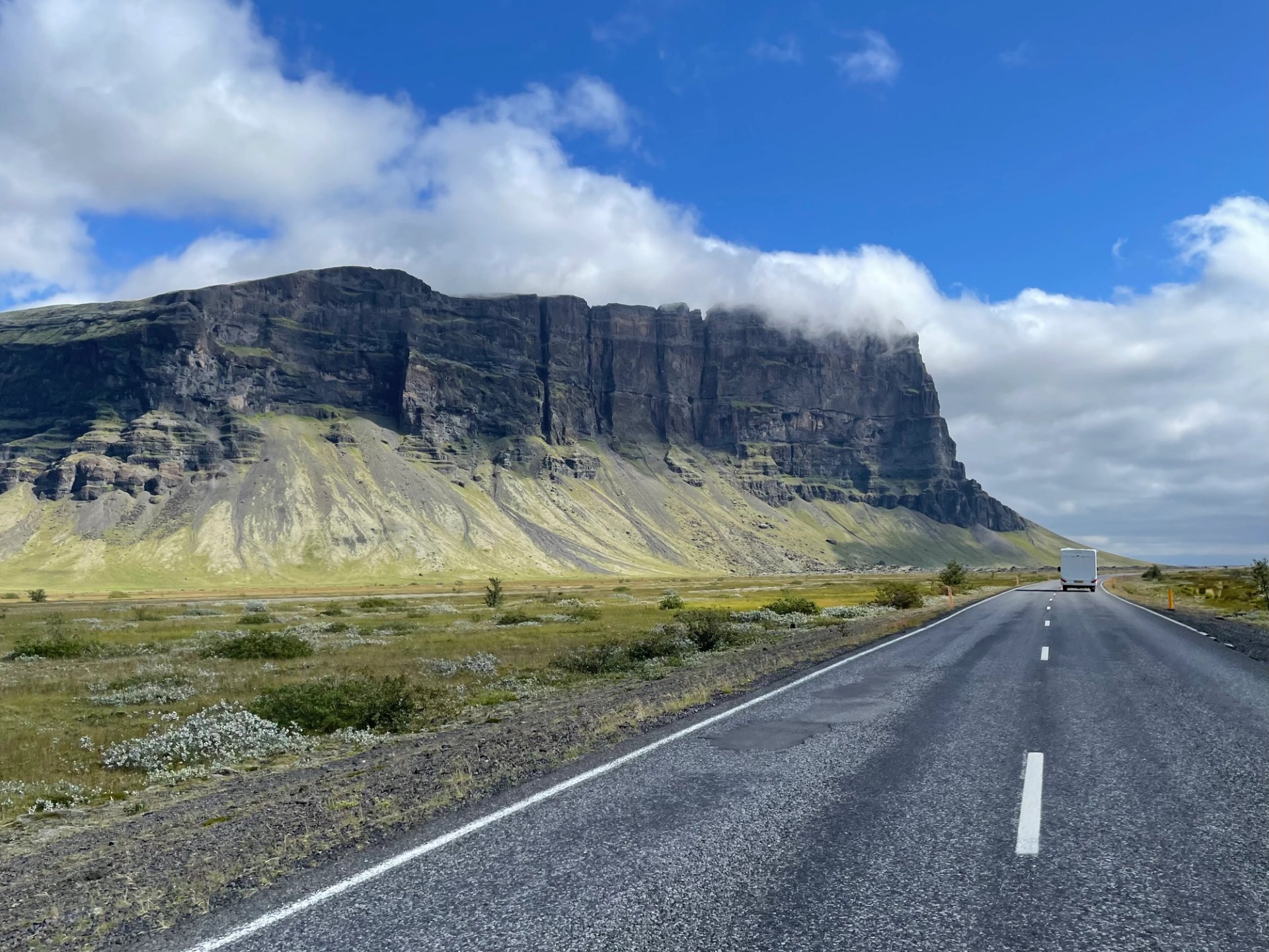 Campervan auf Straße vor einer Klippe