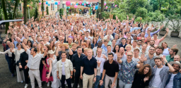 Das Salesfive Team feiert zusammen in München.
