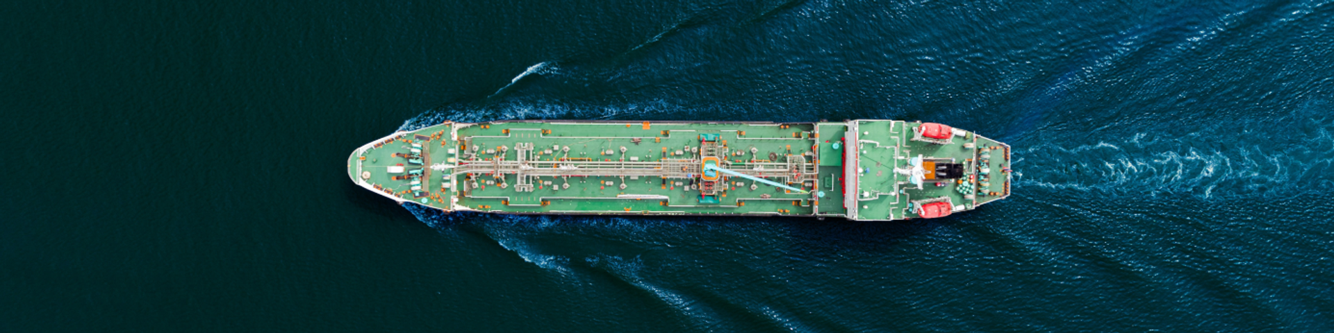 Schiff mit grünem Deck von oben