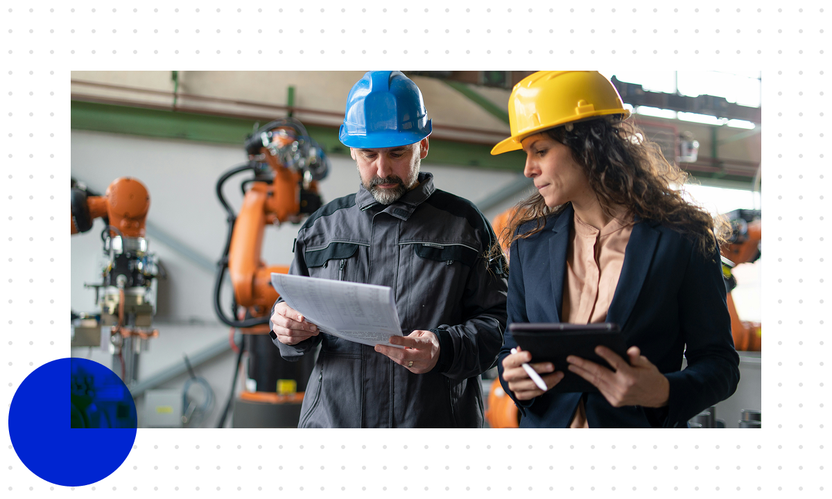 Ein Servicetechniker und eine Managerin besprechen Serviceinformationen in der Produktionshalle und zeigen, wie KI und Agentforce Teams bei der effizienteren Planung, Vorbereitung und Dokumentation im Field Service unterstützen.